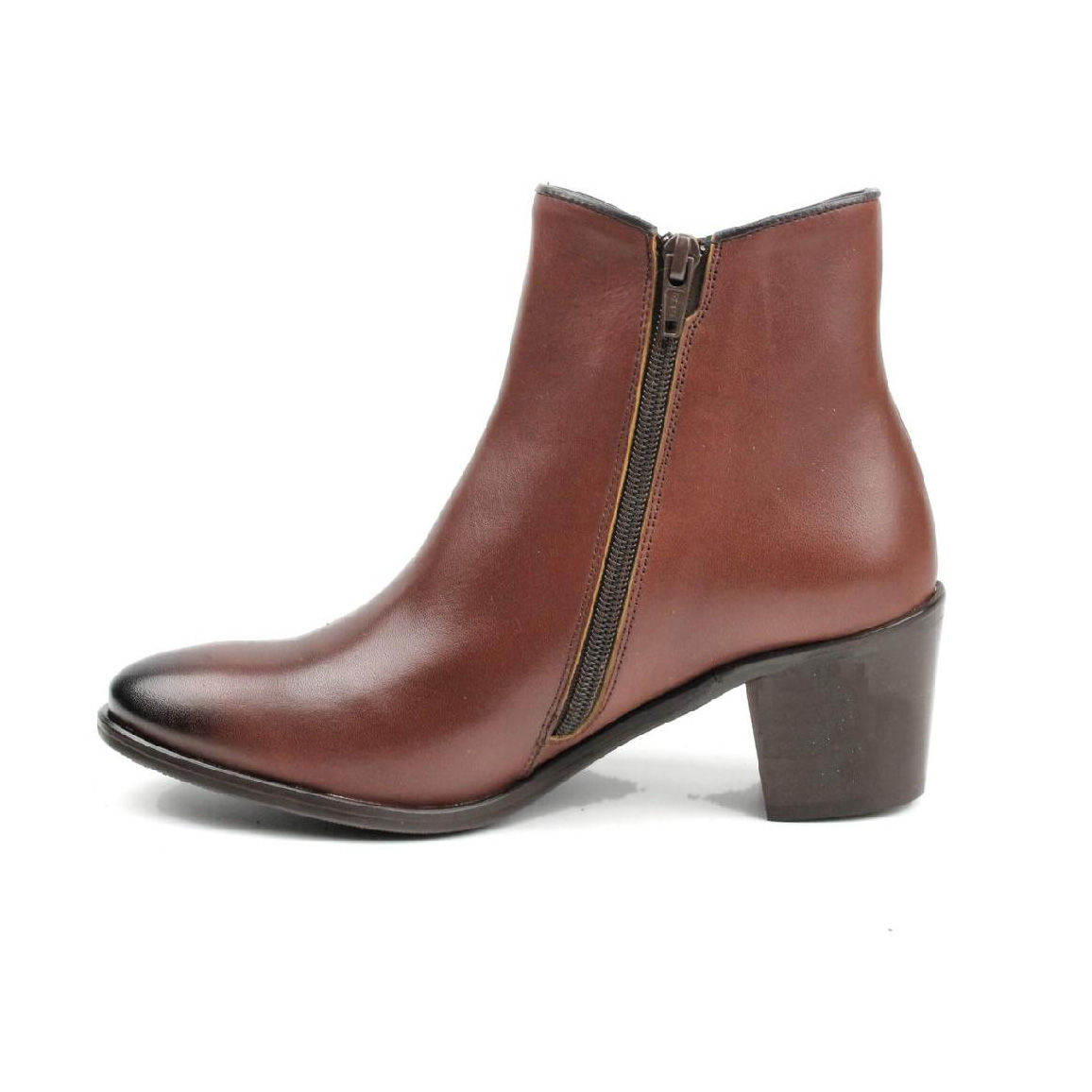 Bota de senhora em pele castanha com fecho lateral e salto médio