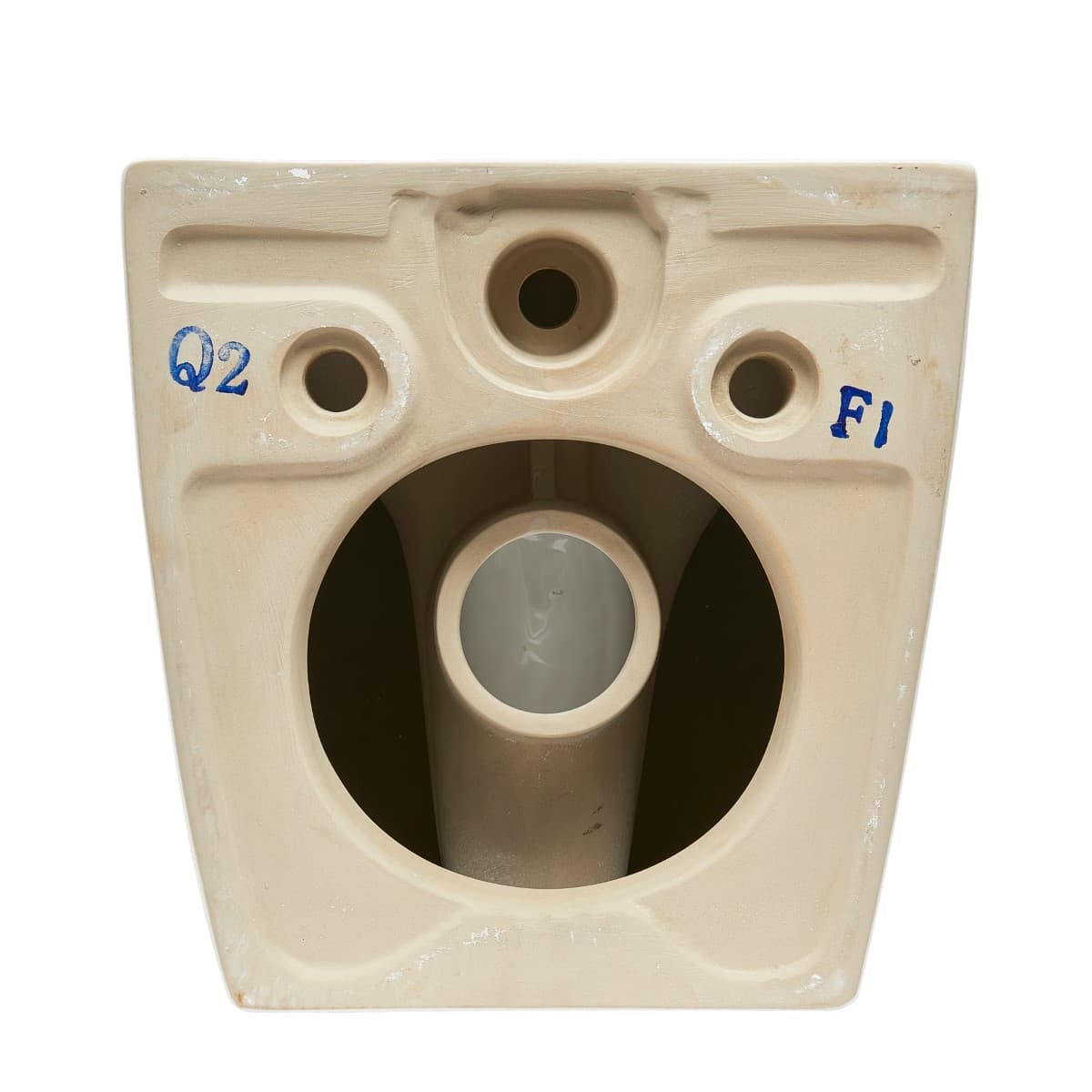 Parte inferior de sanita de cerâmica bege com aberturas e inscrições Q2 e F1