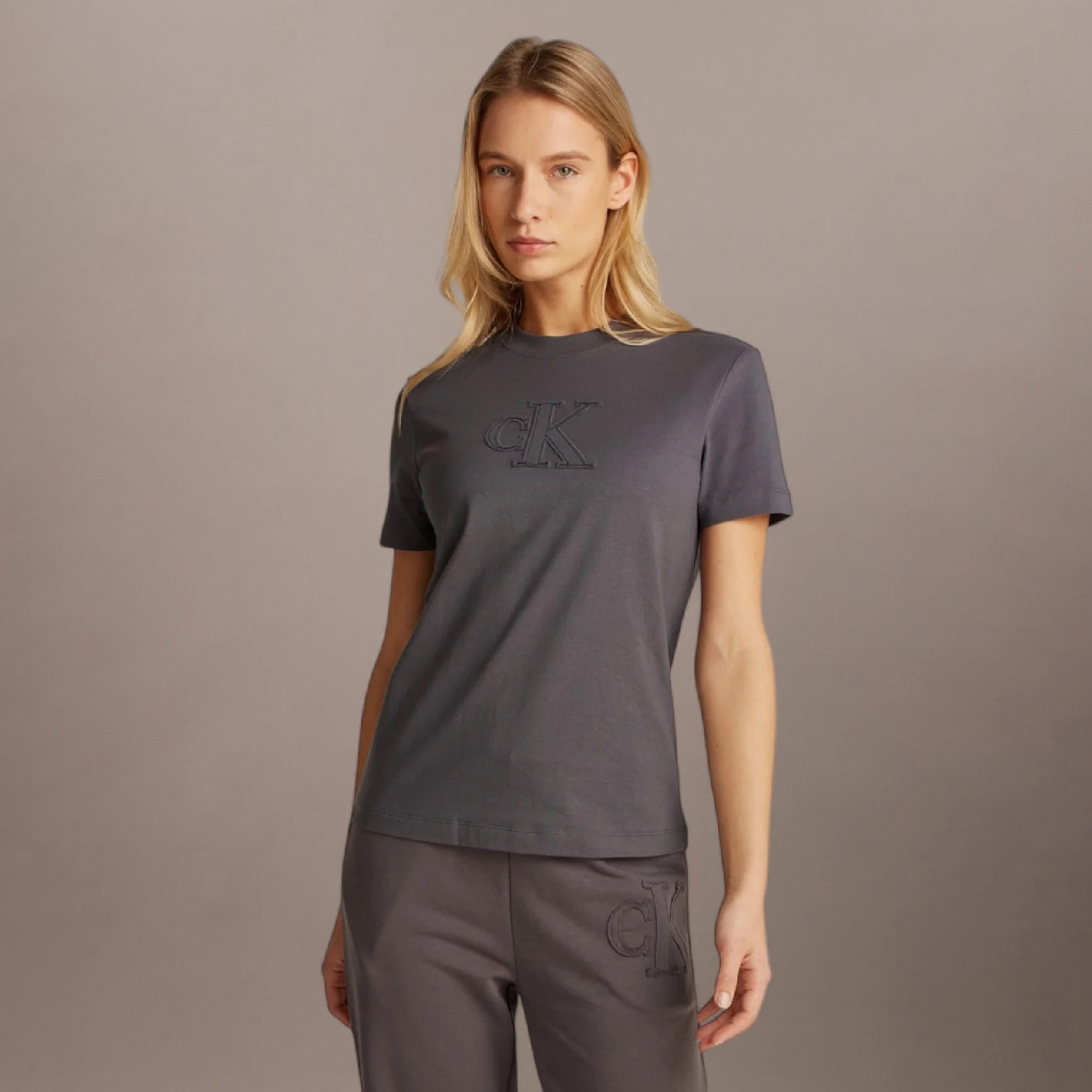 Conjunto cinzento t-shirt e calças com logotipo bordado cK