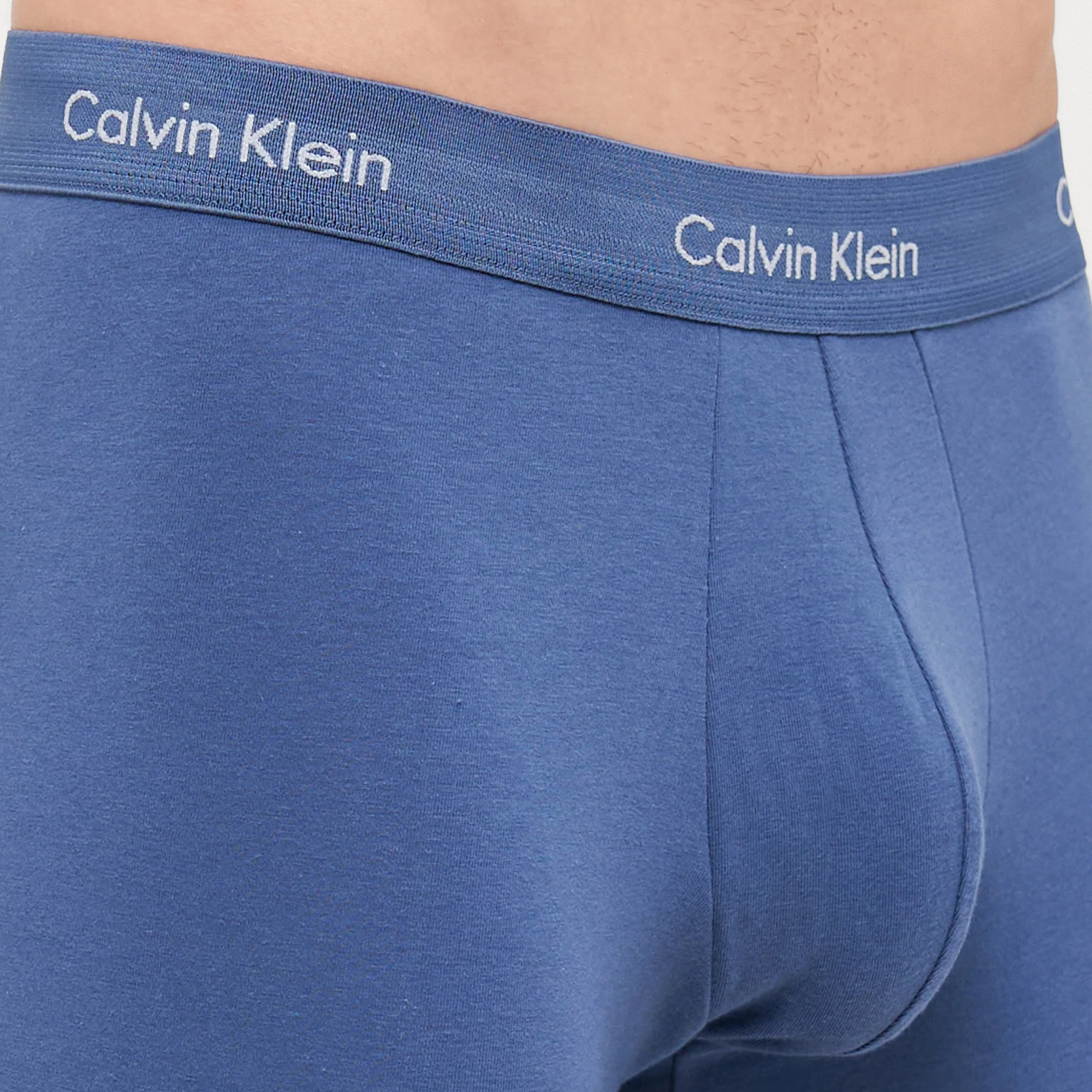 Cuecas azuis com elástico Calvin Klein e texto branco