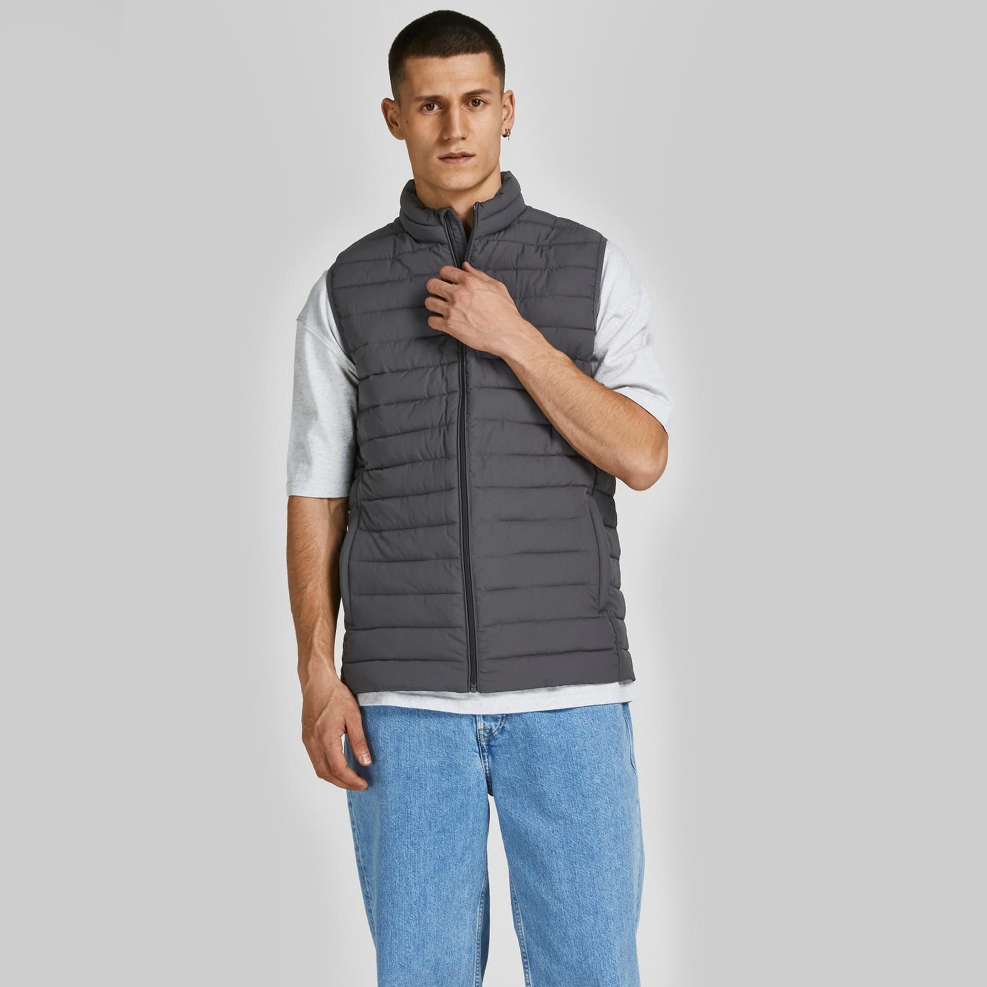 Colete masculino cinza escuro acolchoado com fecho de correr