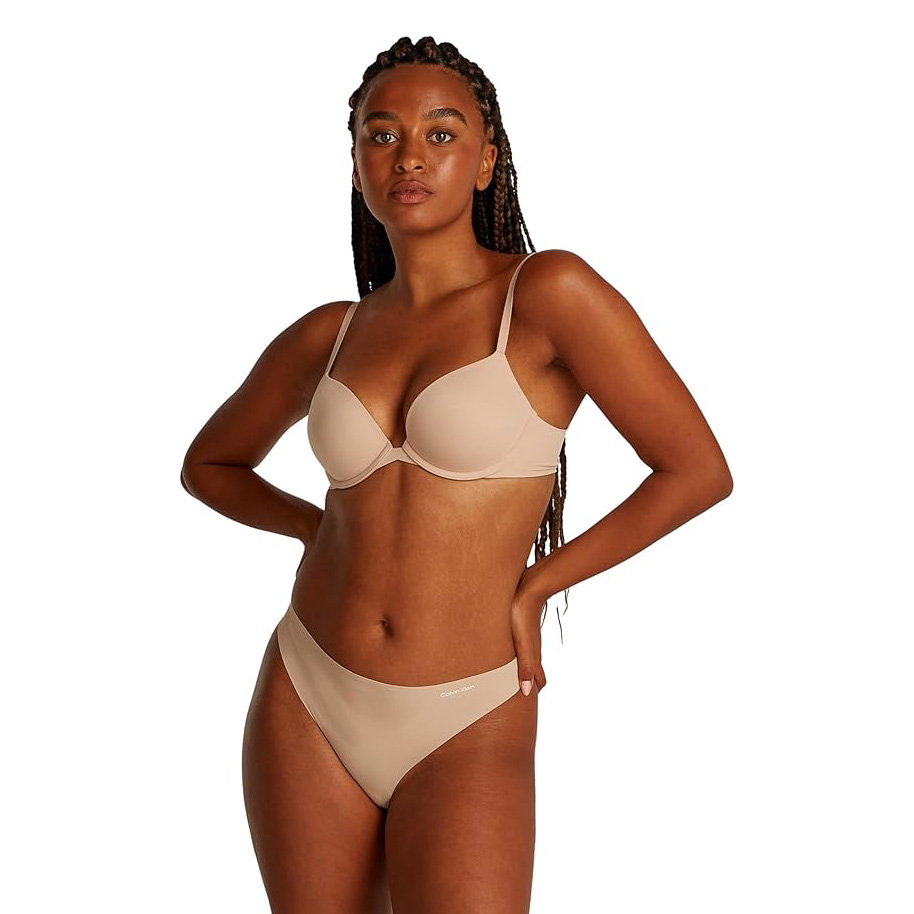 Mulher com conjunto de lingerie bege Calvin Klein