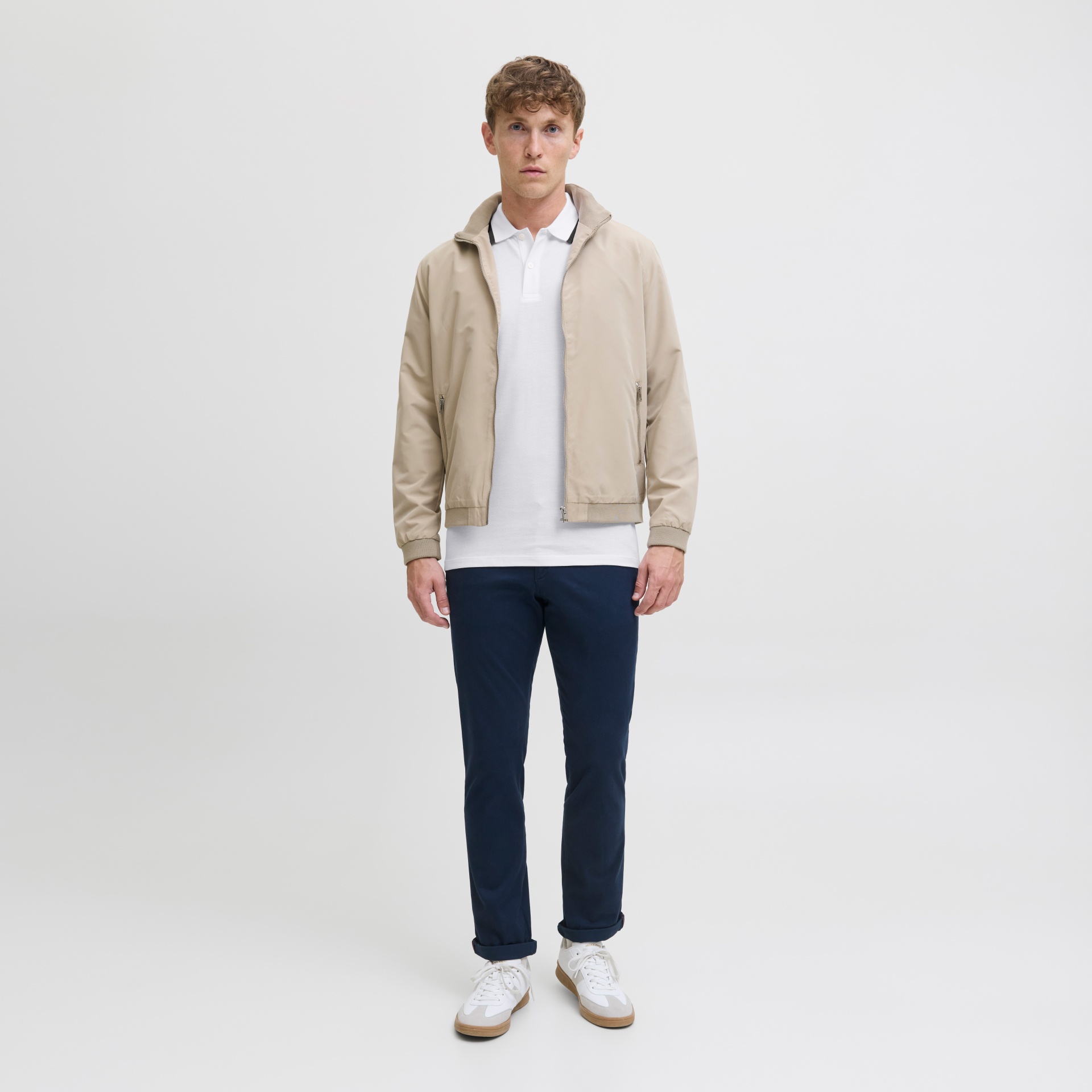 Homem com roupa casual em fundo branco