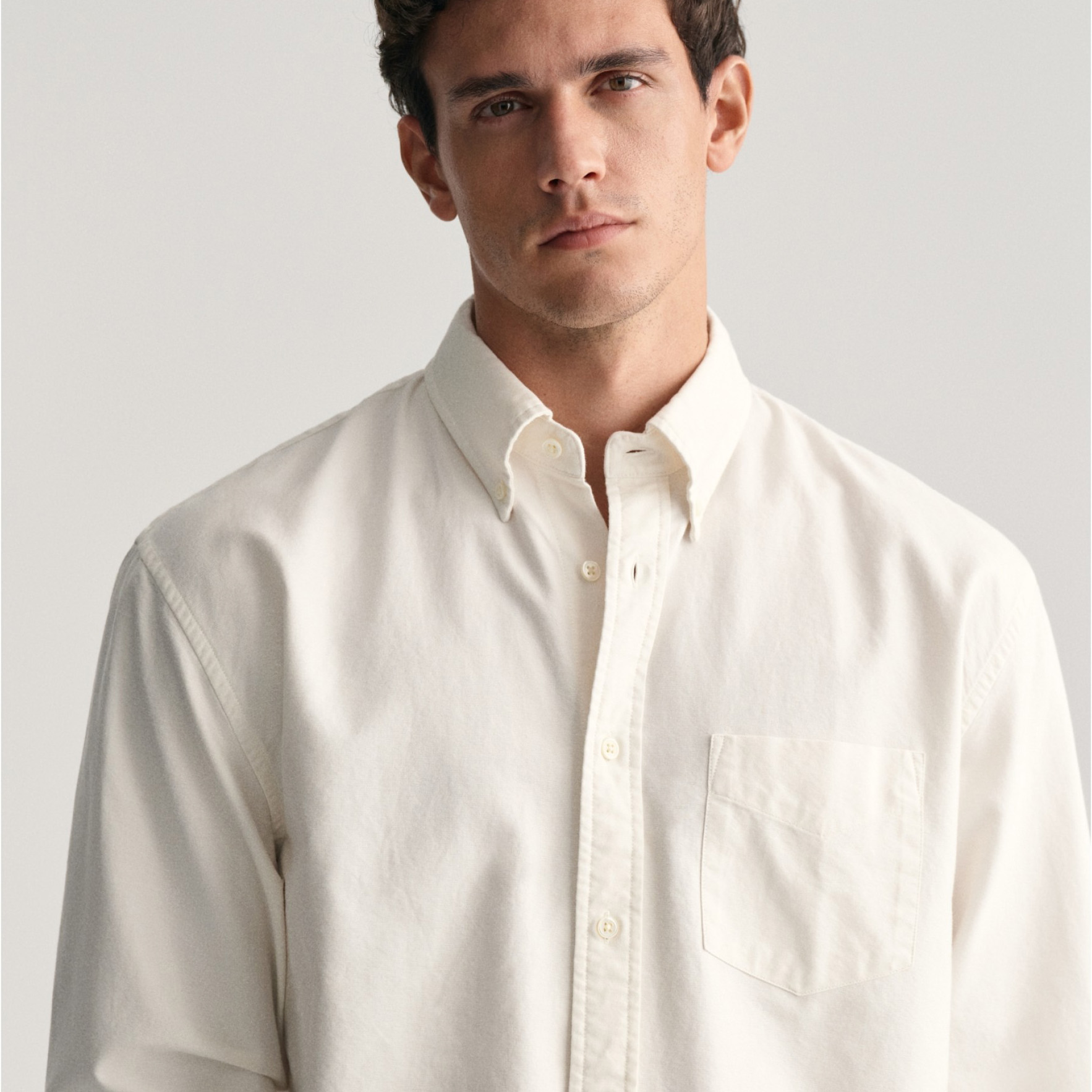 Camisa branca de algodão para homem com gola de botão