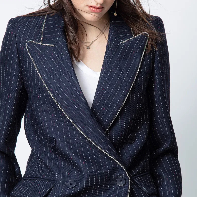 Blazer risca de giz azul escuro com costura dourada e botões