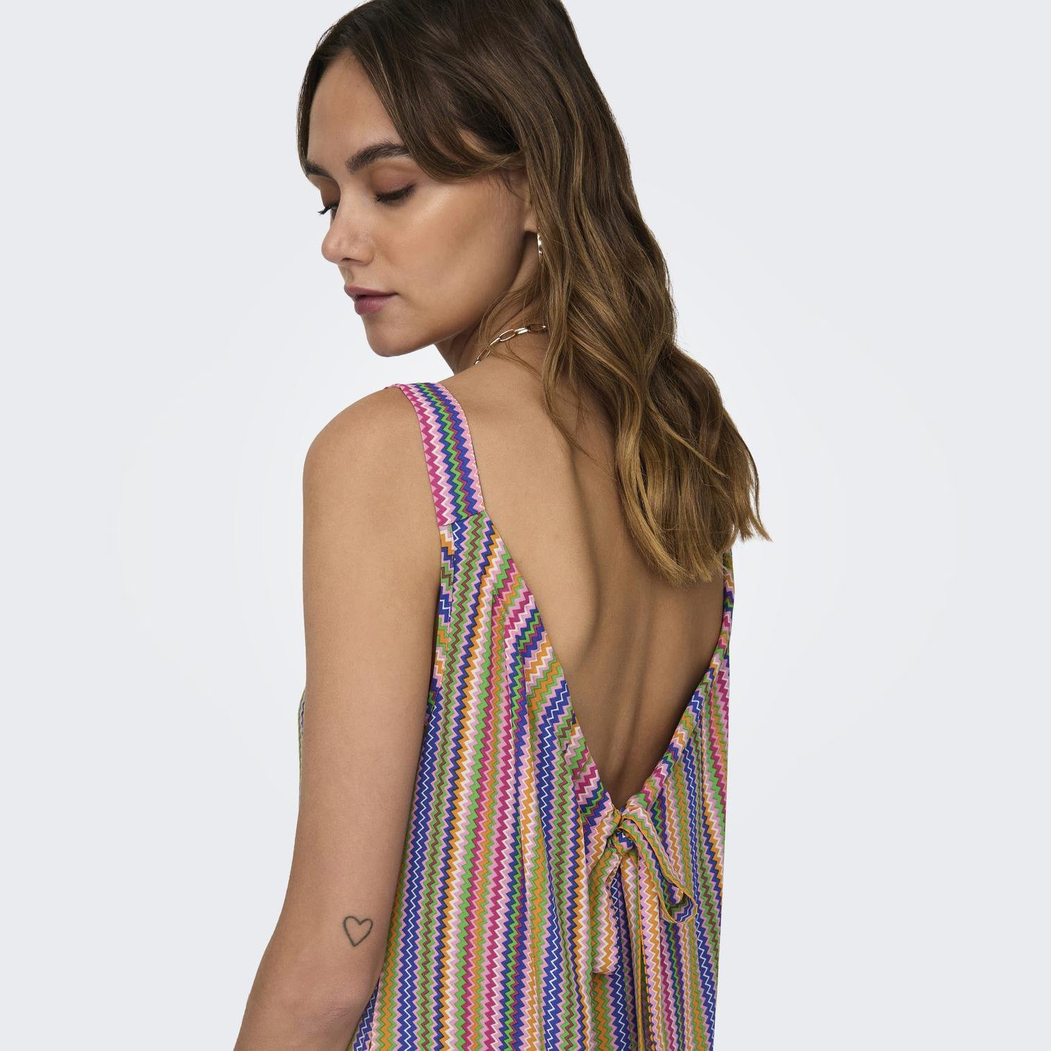 Vestido colorido de alças com padrão riscado e laço nas costas