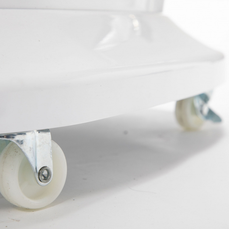 Rodas giratórias brancas com suporte metálico sob móvel branco