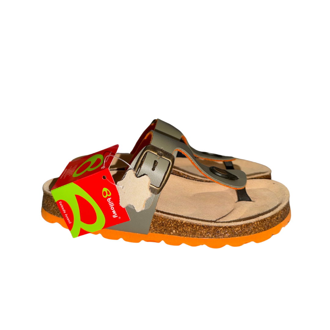 Sandálias tipo chinelo bege com sola laranja e etiqueta vermelha e verde