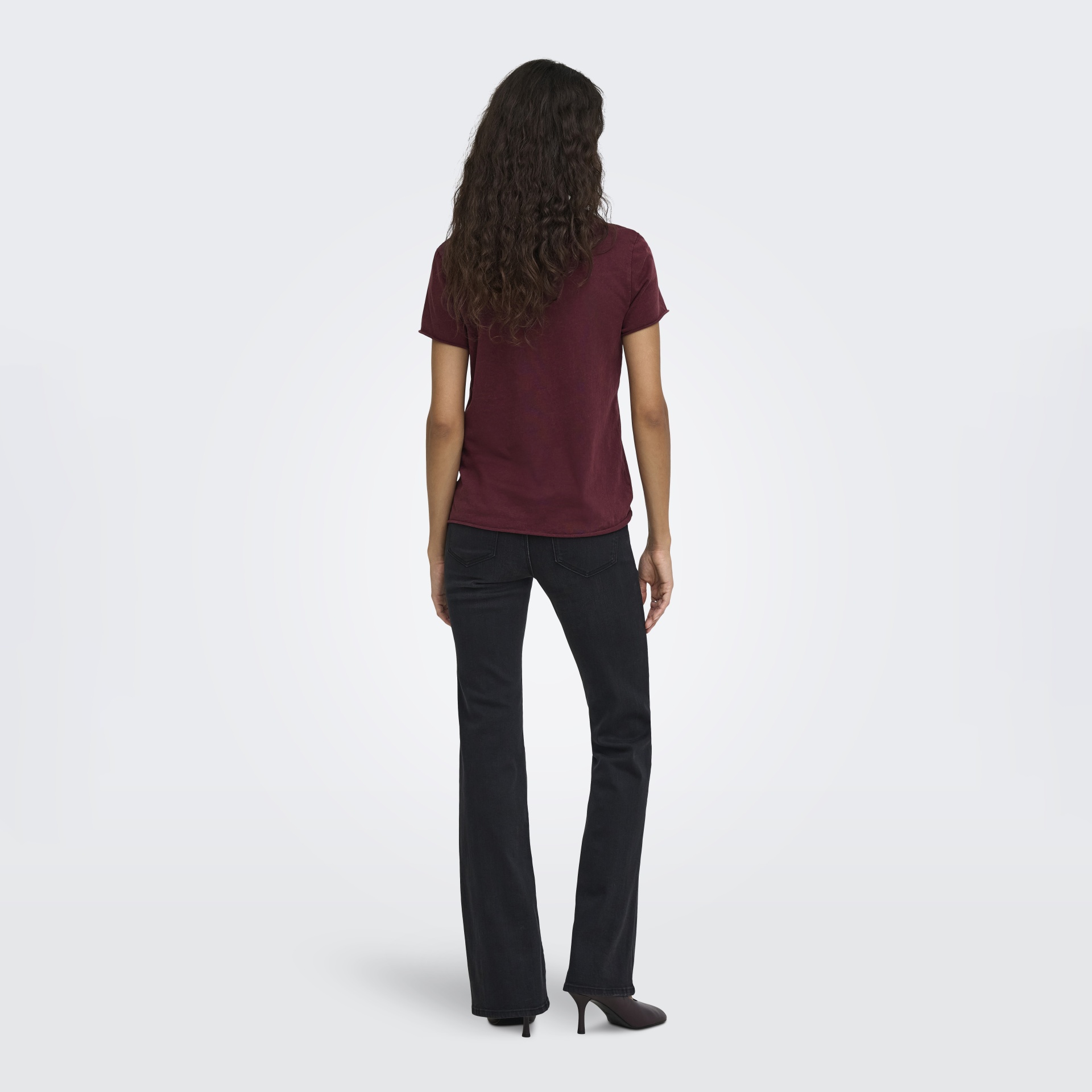 Pessoa de costas com t-shirt bordeaux e calças pretas