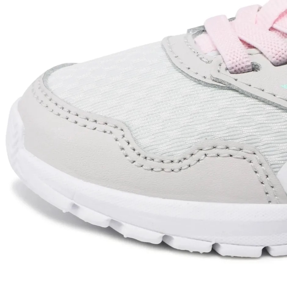 Sapatilha desportiva cinza claro com atacadores rosa e sola branca