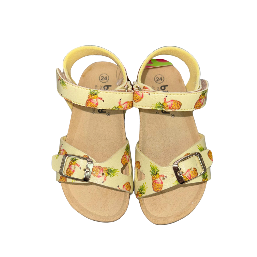 Sandálias infantis bege com estampa de abacaxis e fivela prateada
