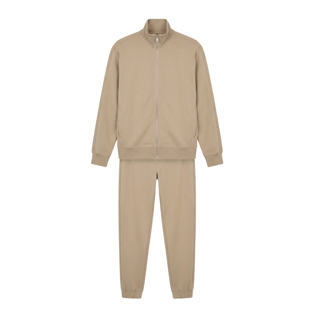 Conjunto de fato de treino bege com casaco e calças compridas isolado em fundo branco