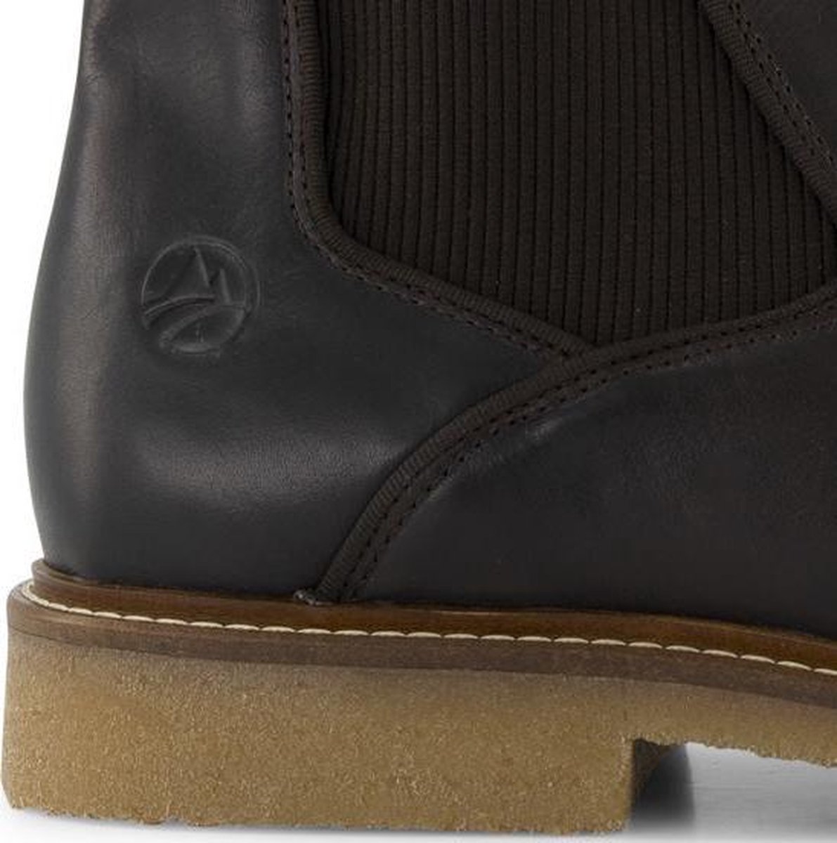 Bota preta em pele com sola de borracha crepe e logótipo em relevo