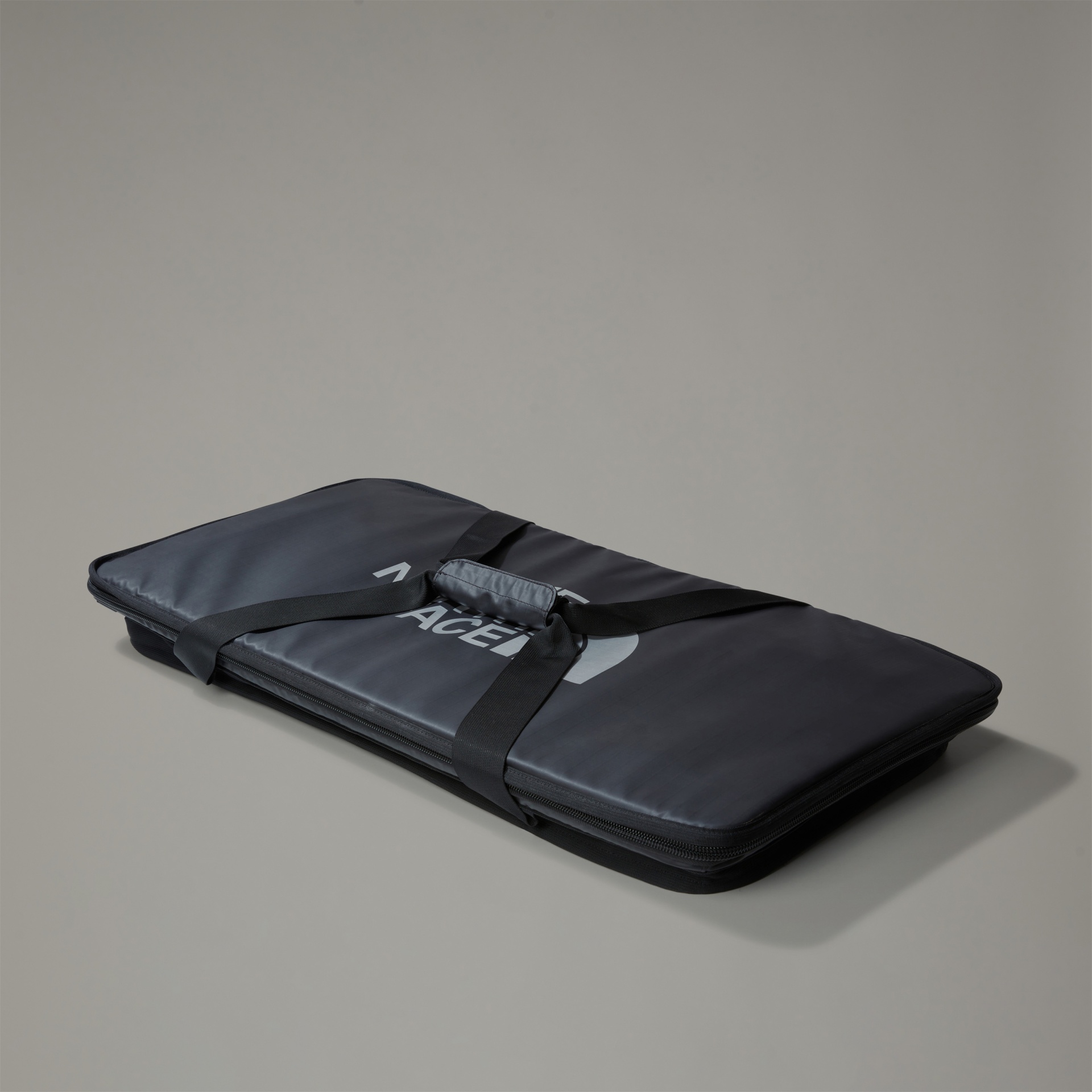 Bolsa preta com alça e texto ACE em fundo cinzento