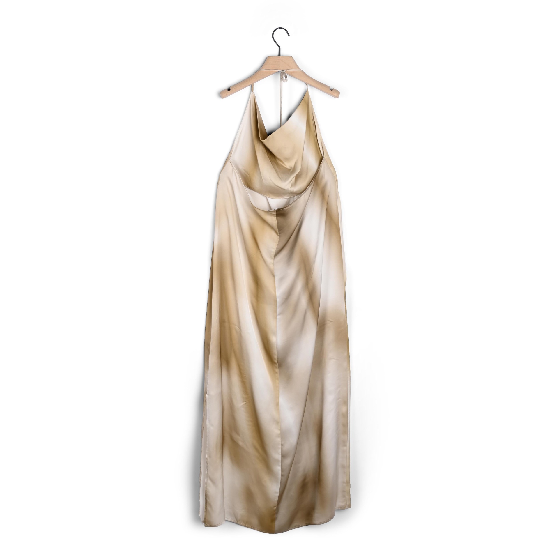 Vestido longo acetinado bege com padrões castanhos pendurado