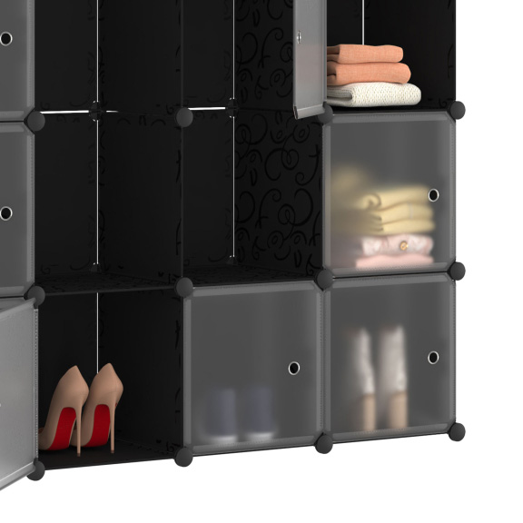 Armário modular preto com portas translúcidas e roupas e sapatos