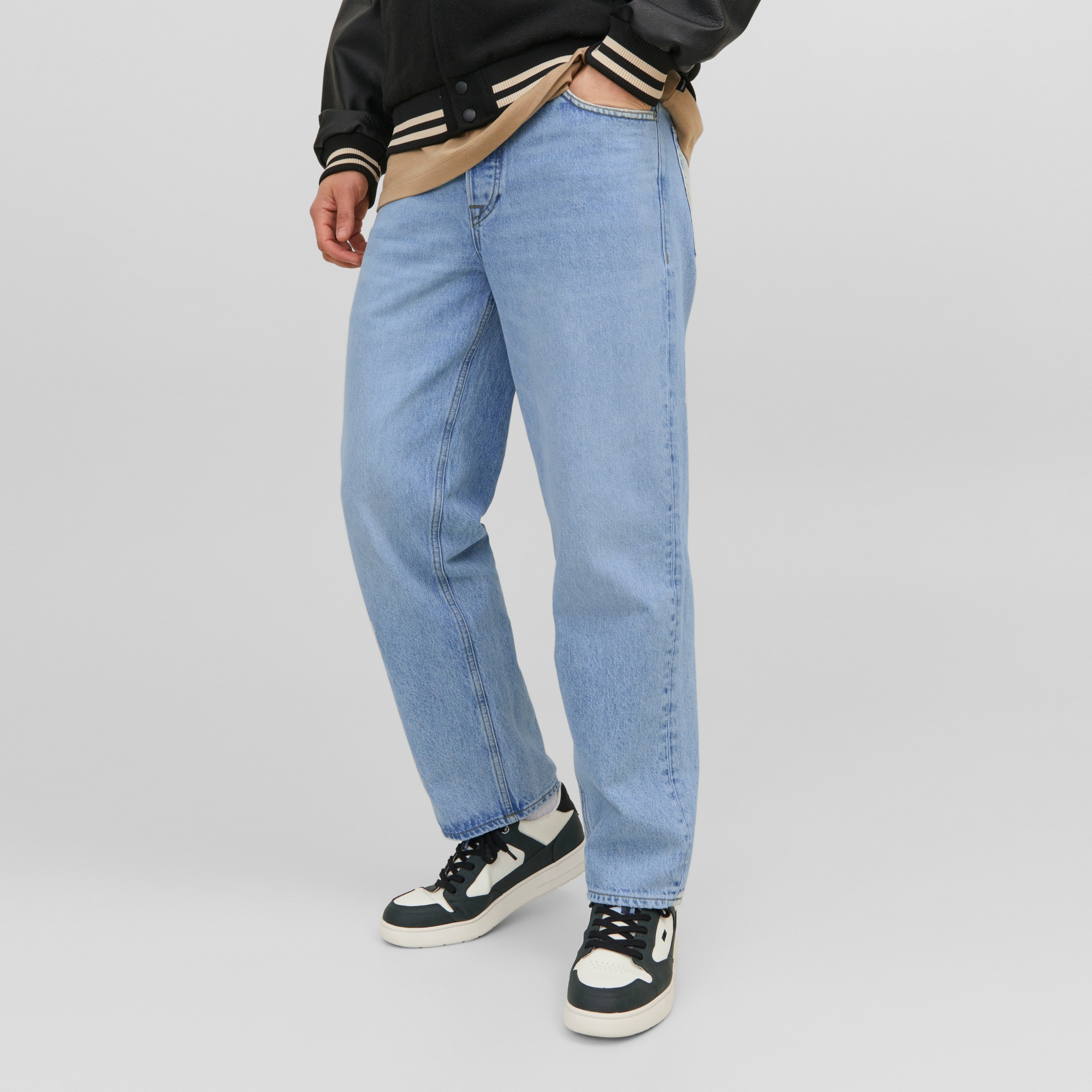 Calças de ganga masculinas azuis claras com sapatilhas pretas e brancas