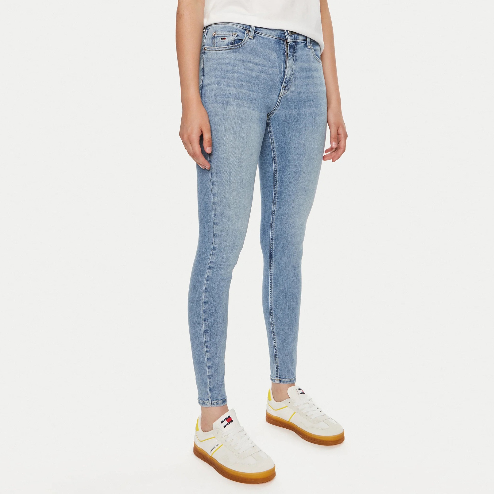 Calças de ganga skinny azul claro com ténis brancos Tommy Jeans