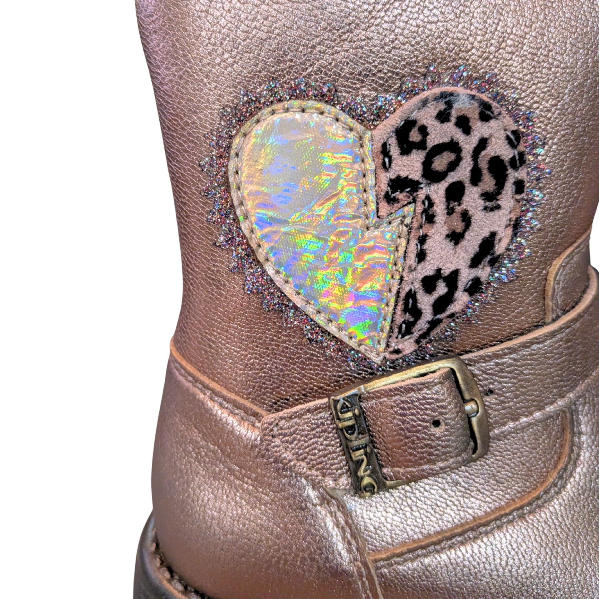 Botim castanho metálico com coração holográfico e padrão leopardo e fivela metálica