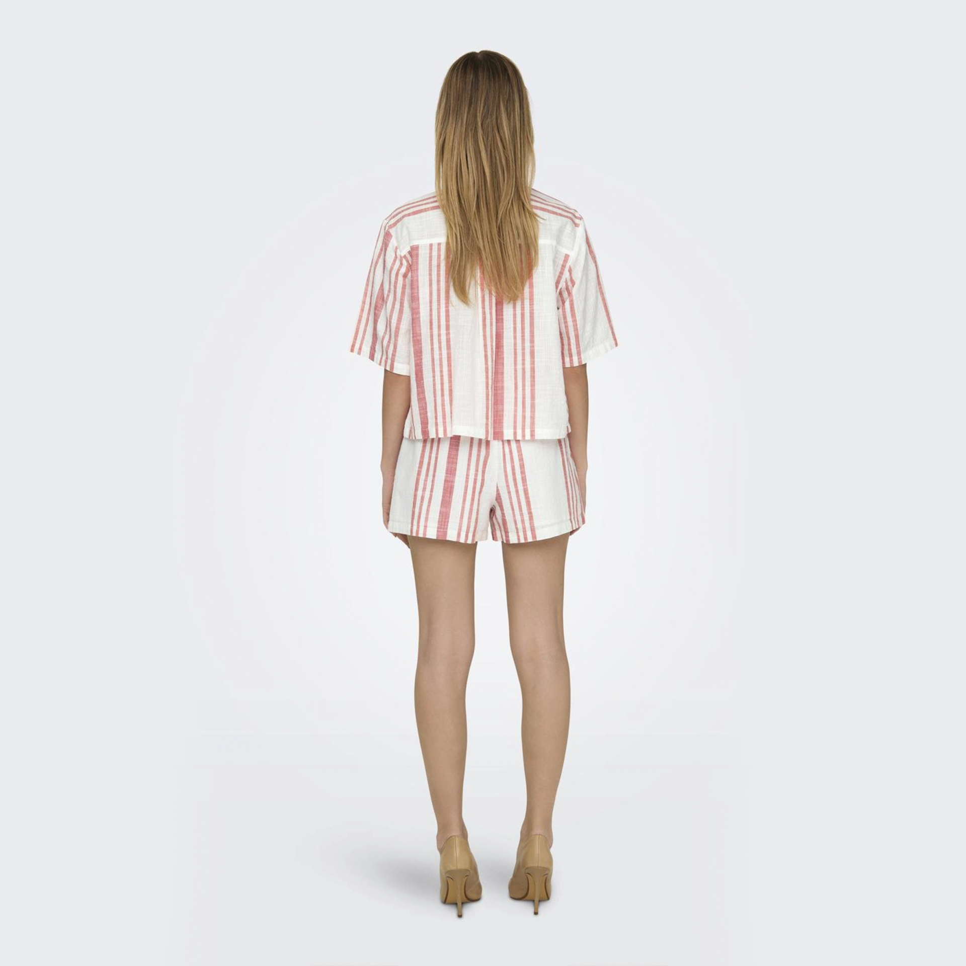 Conjunto feminino branco com riscas vermelhas composto por camisa e calções