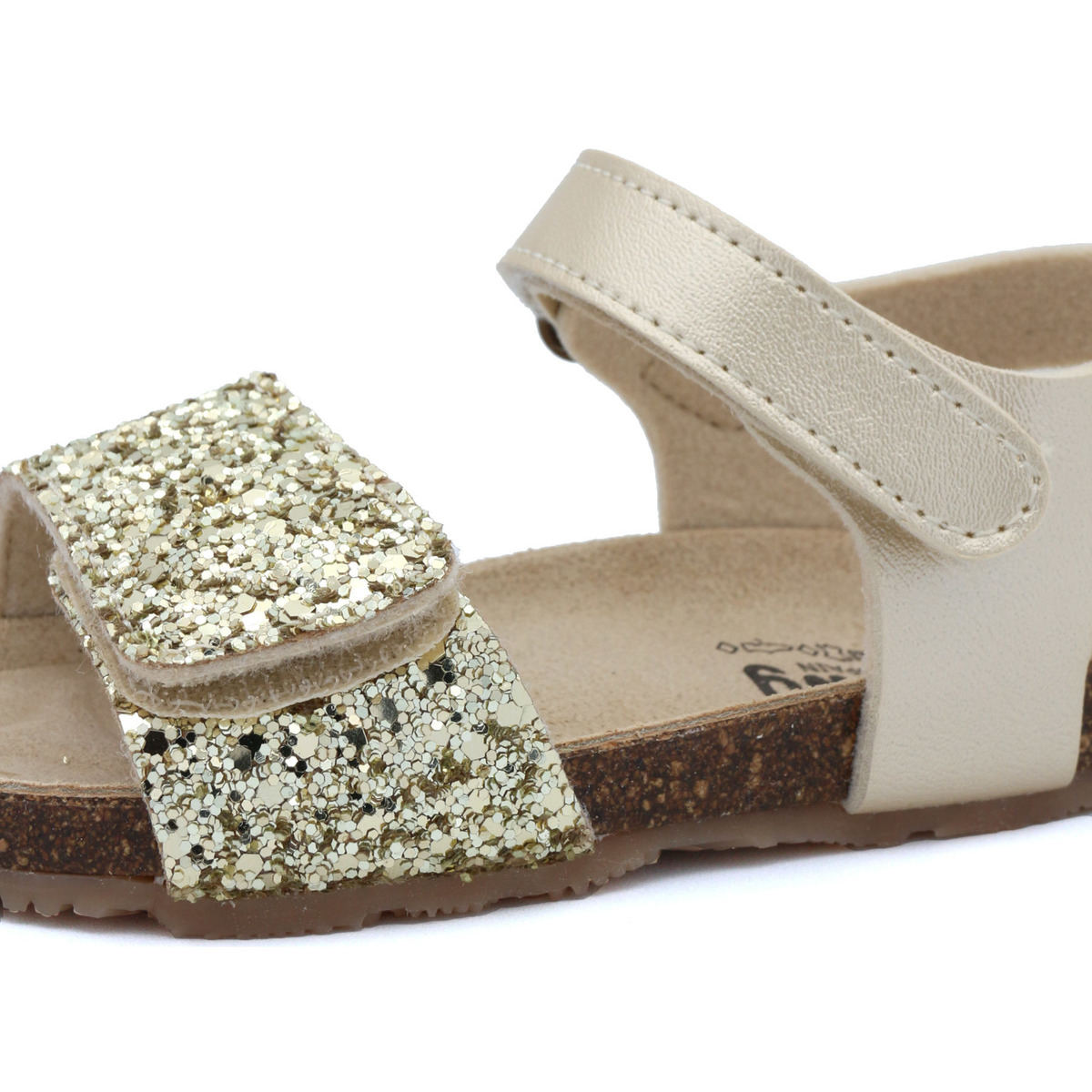 Sandália infantil bege com glitter dourado e palmilha castanha de cortiça