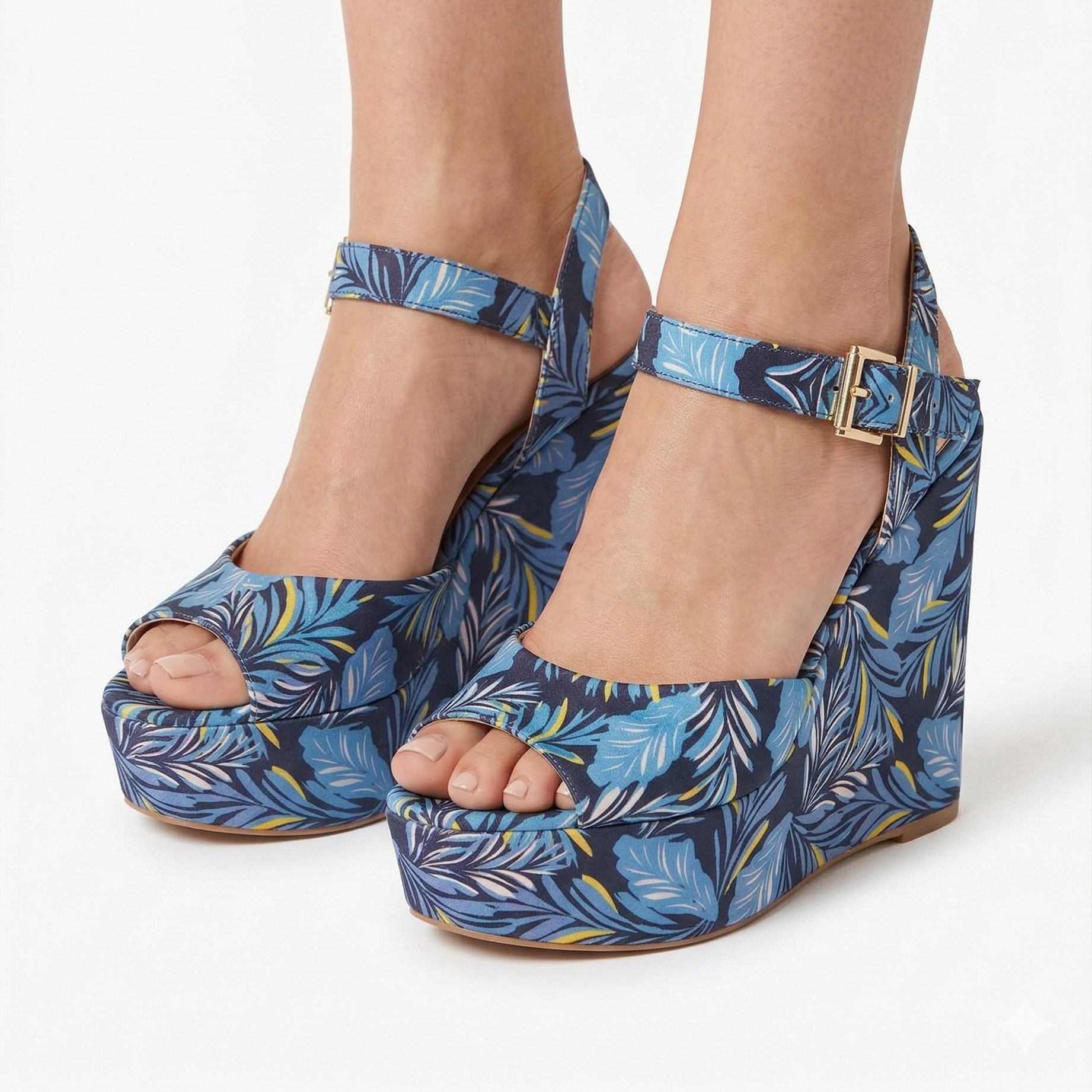 Sandálias de cunha florais azuis com tiras e fivela dourada