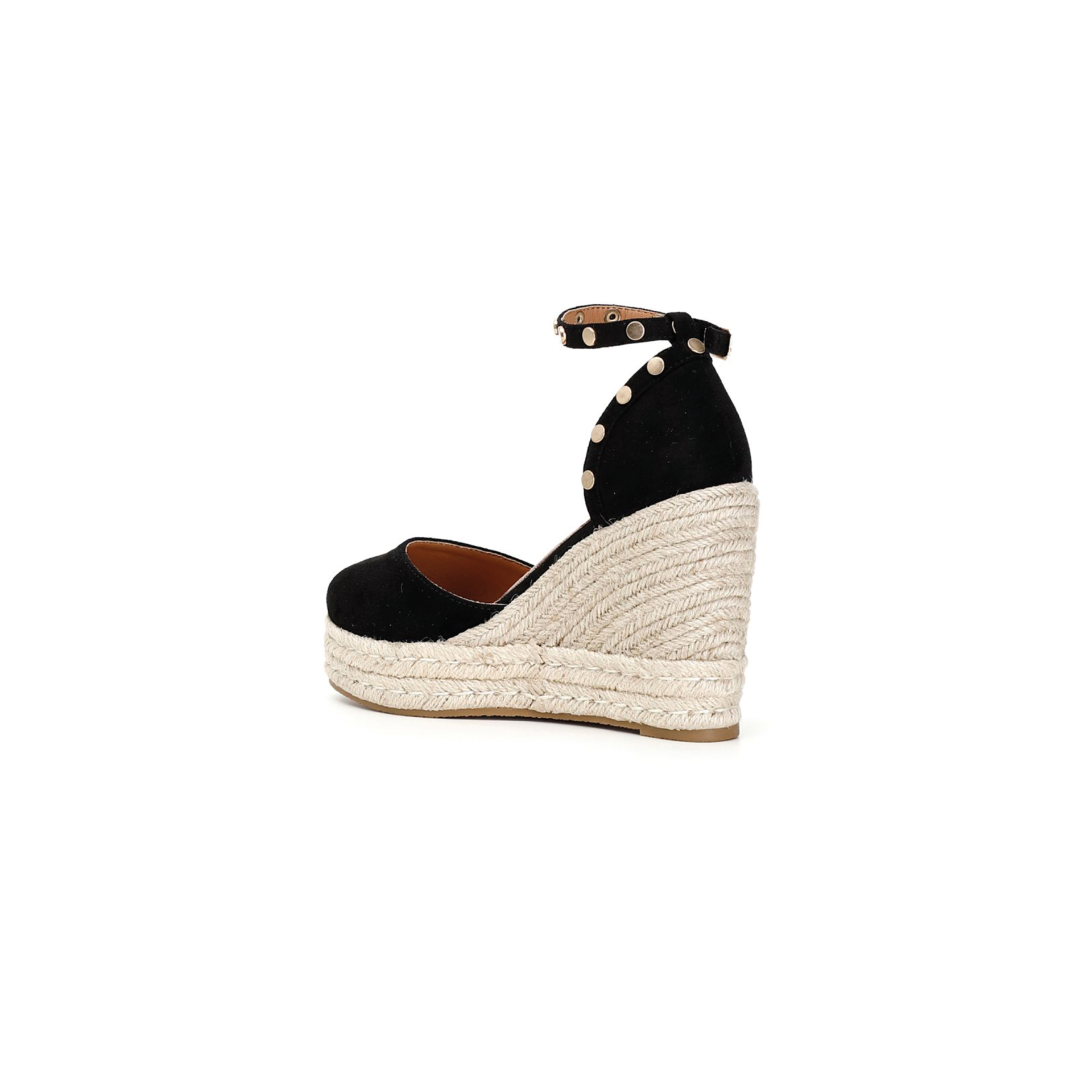 Sandália de cunha preta com detalhes em tachas prateadas