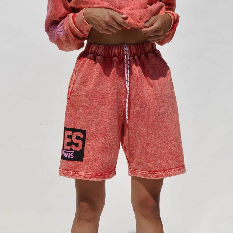 Calções vermelhos tie-dye com cordão branco e logo VANS preto
