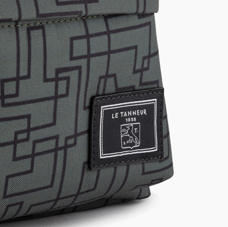 Bolsa ou mochila cinzenta com padrão geométrico e etiqueta Le Tanneur