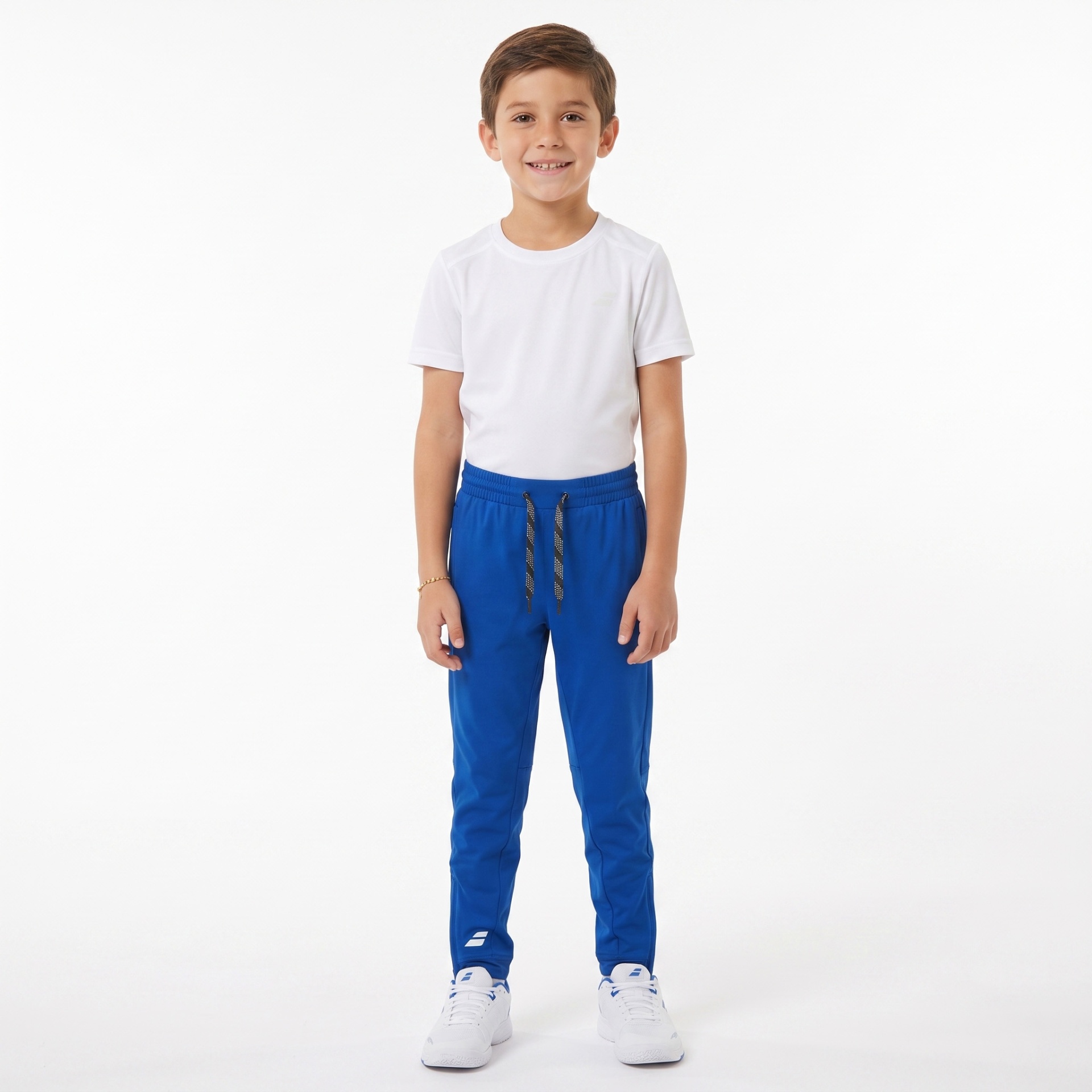 Menino com roupa desportiva branca e azul em fundo branco