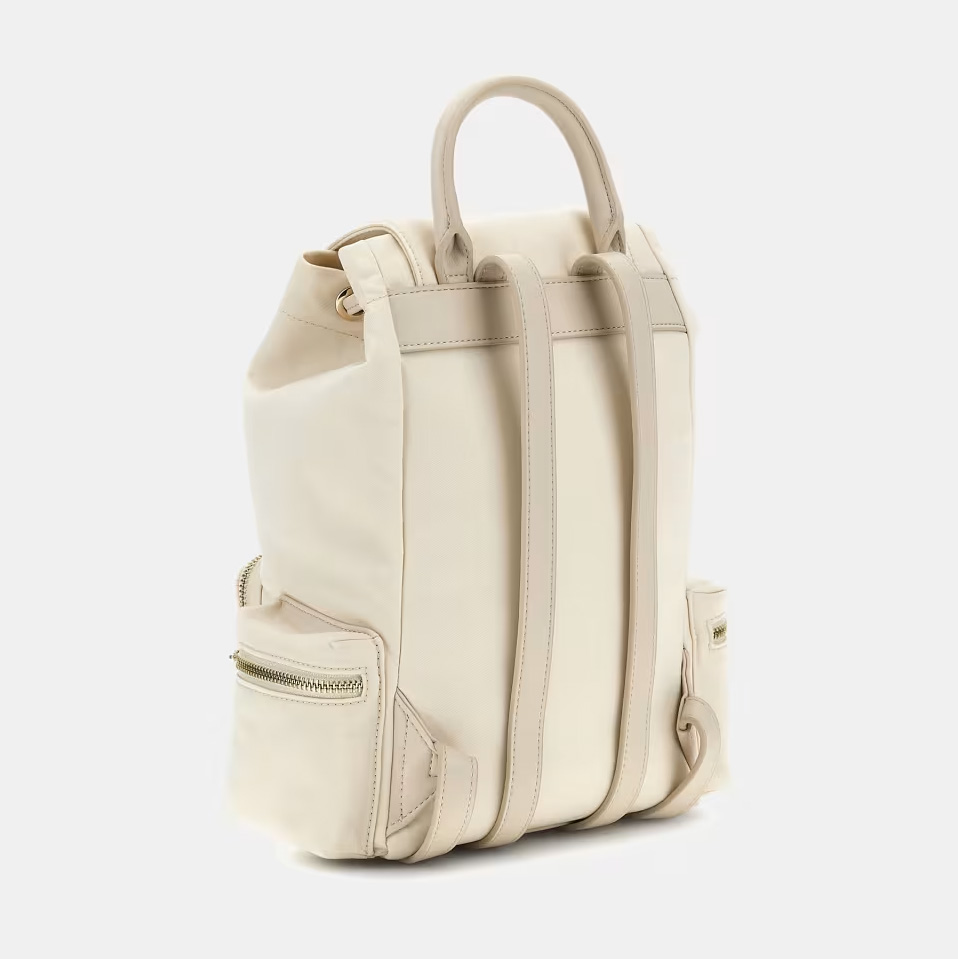 mochila bege claro com alças ajustáveis e bolsos laterais