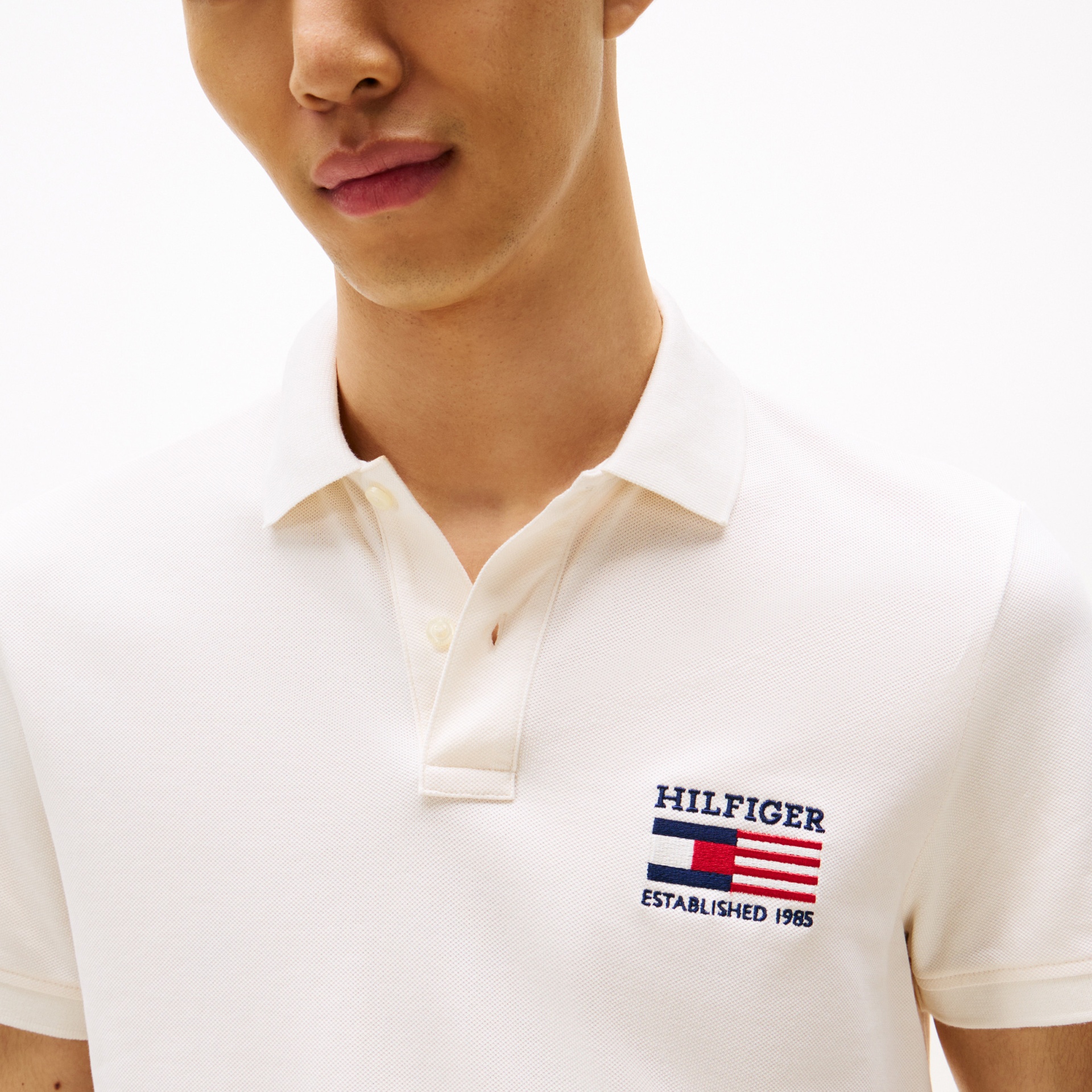 Polo branco com bordado Hilfiger no peito