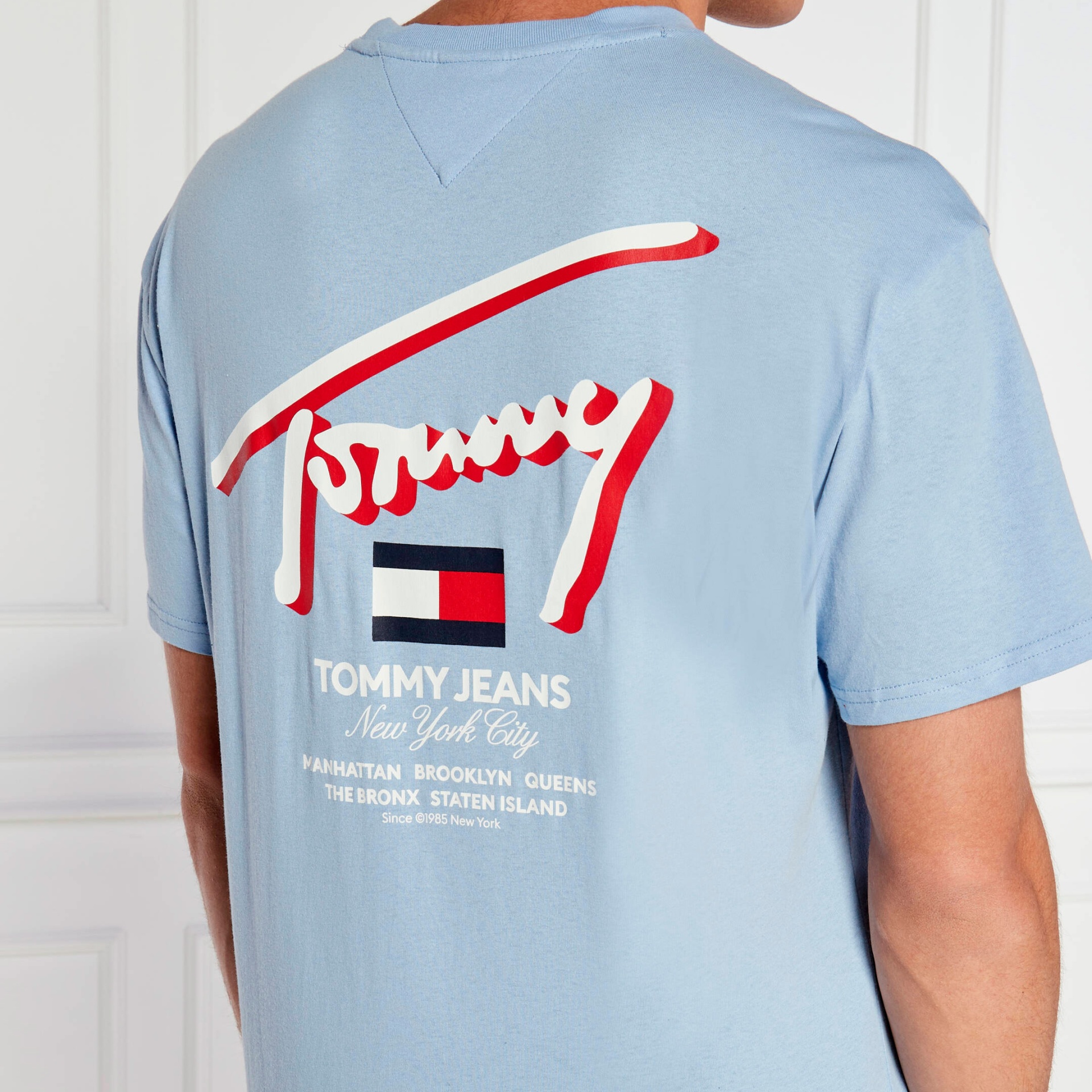 T-shirt azul claro com estampado Tommy Jeans e texto nas costas