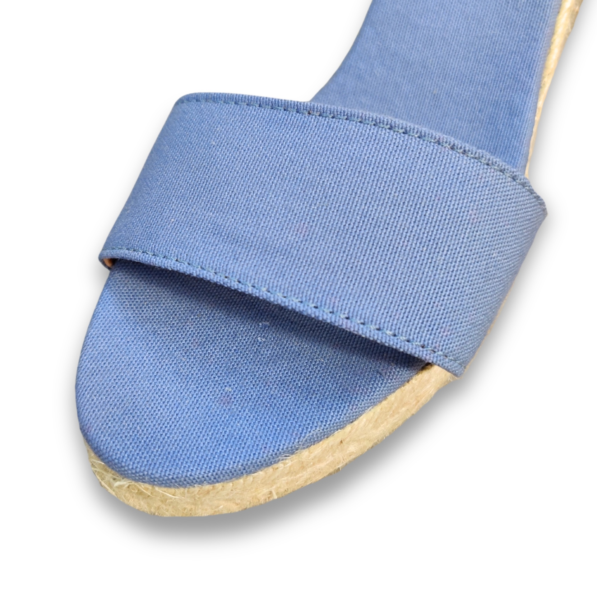 Sandália aberta azul com sola castanha clara