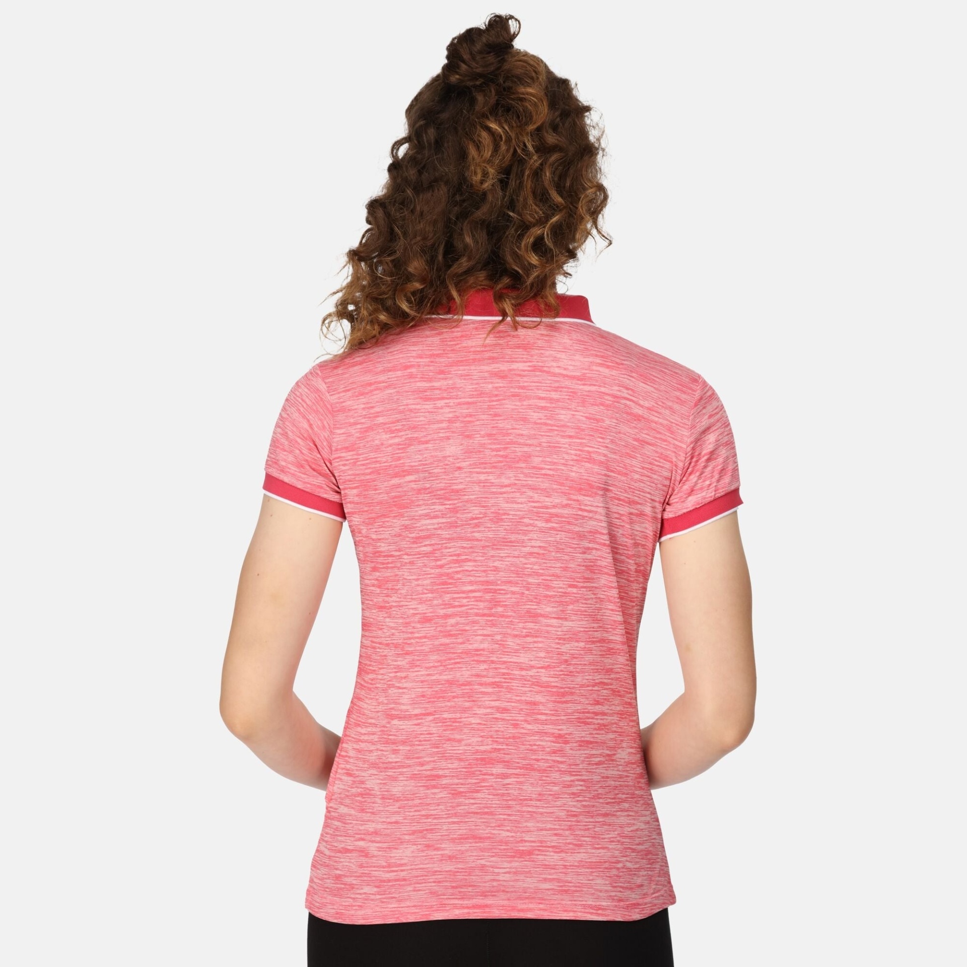 T-shirt polo rosa mesclado com gola vermelha vista de costas