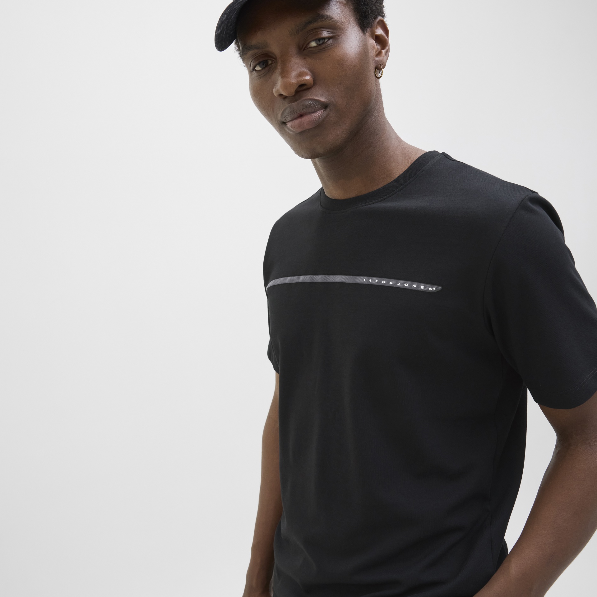 Homem com t-shirt preta Jack&Jones em fundo branco