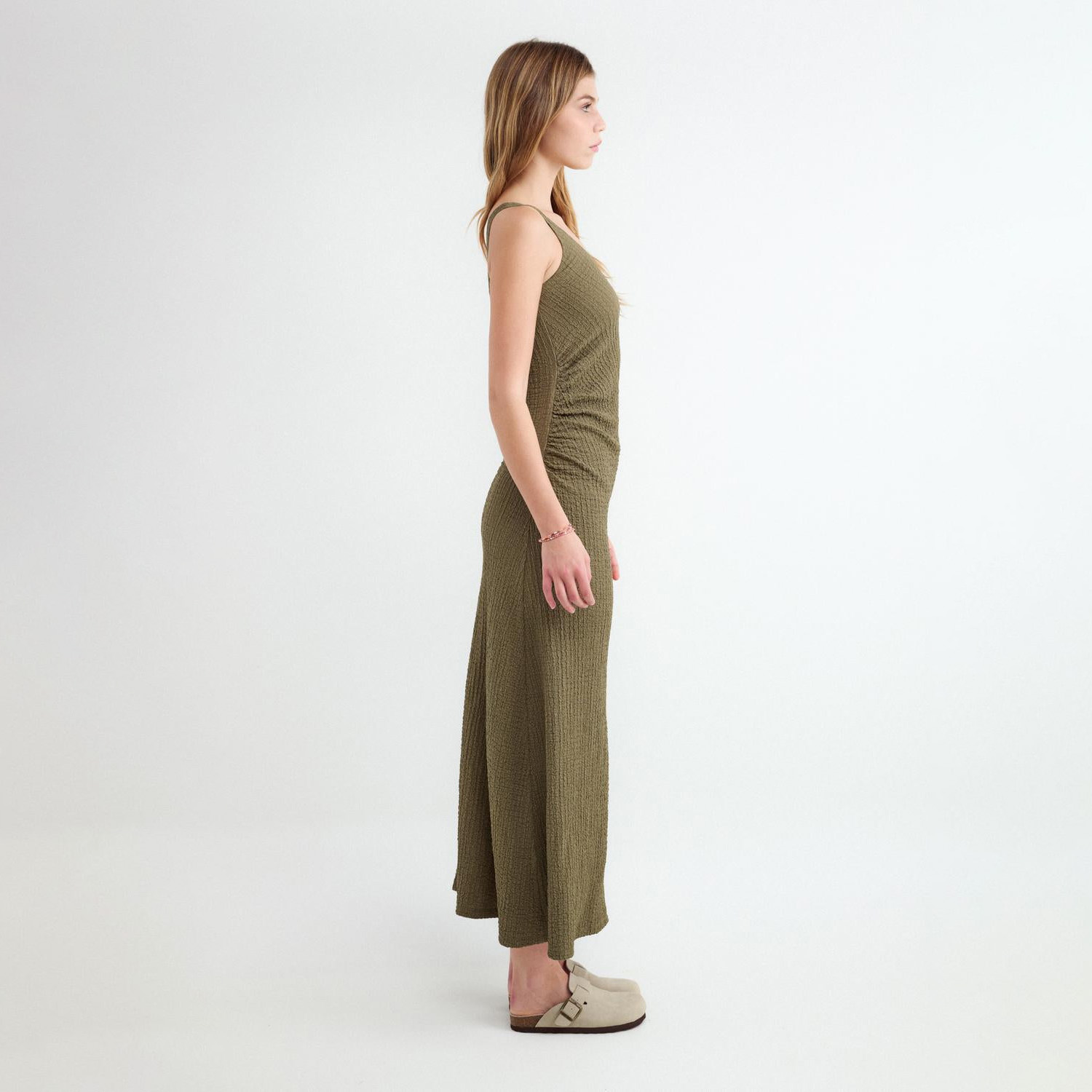 Vestido castanho verde longo sem mangas com textura enrugada