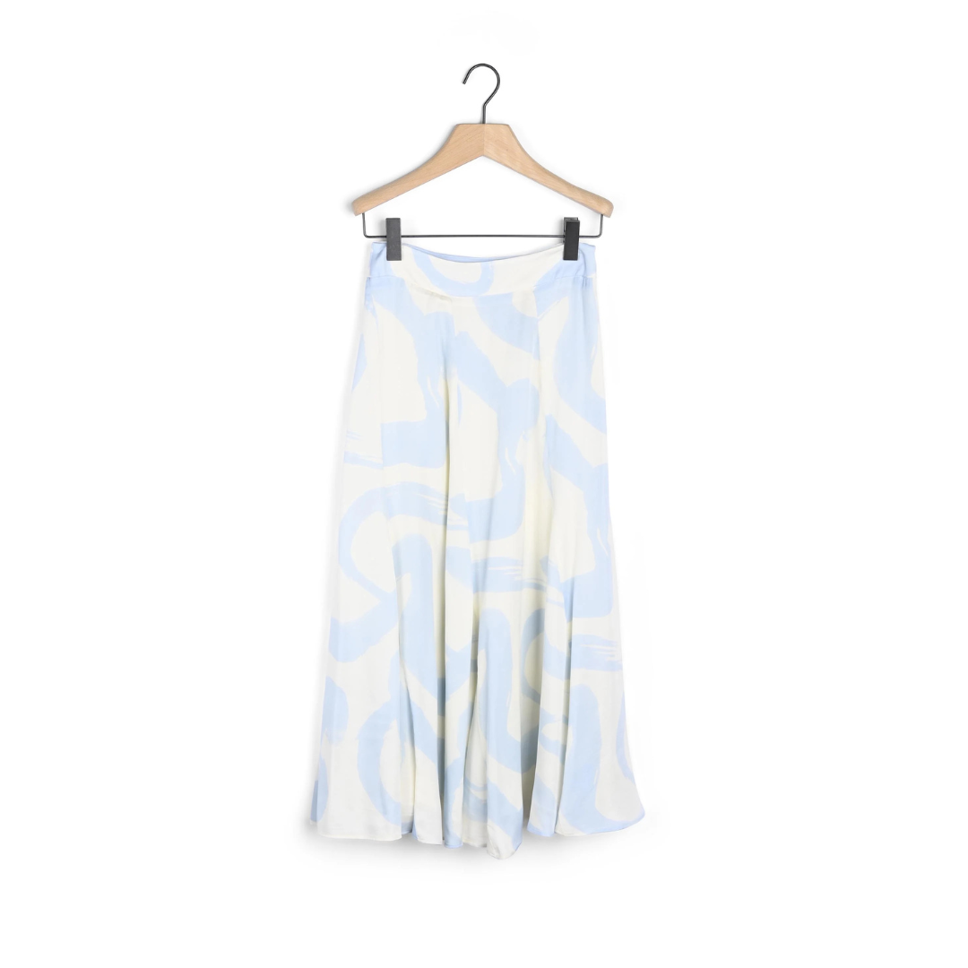 Saia longa branca com padrões azuis em cabide