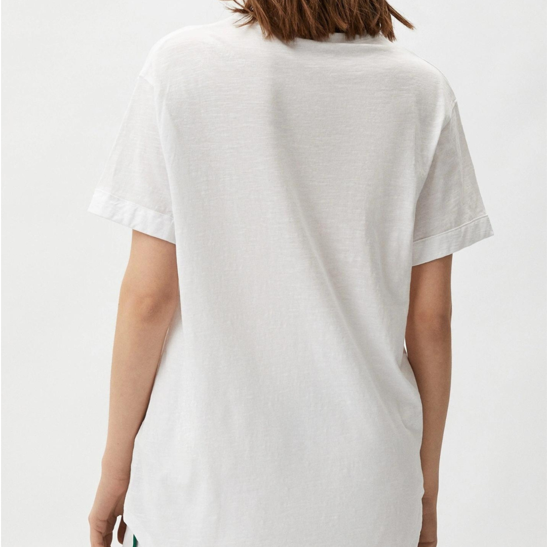 T-shirt branca lisa de manga curta vista de trás