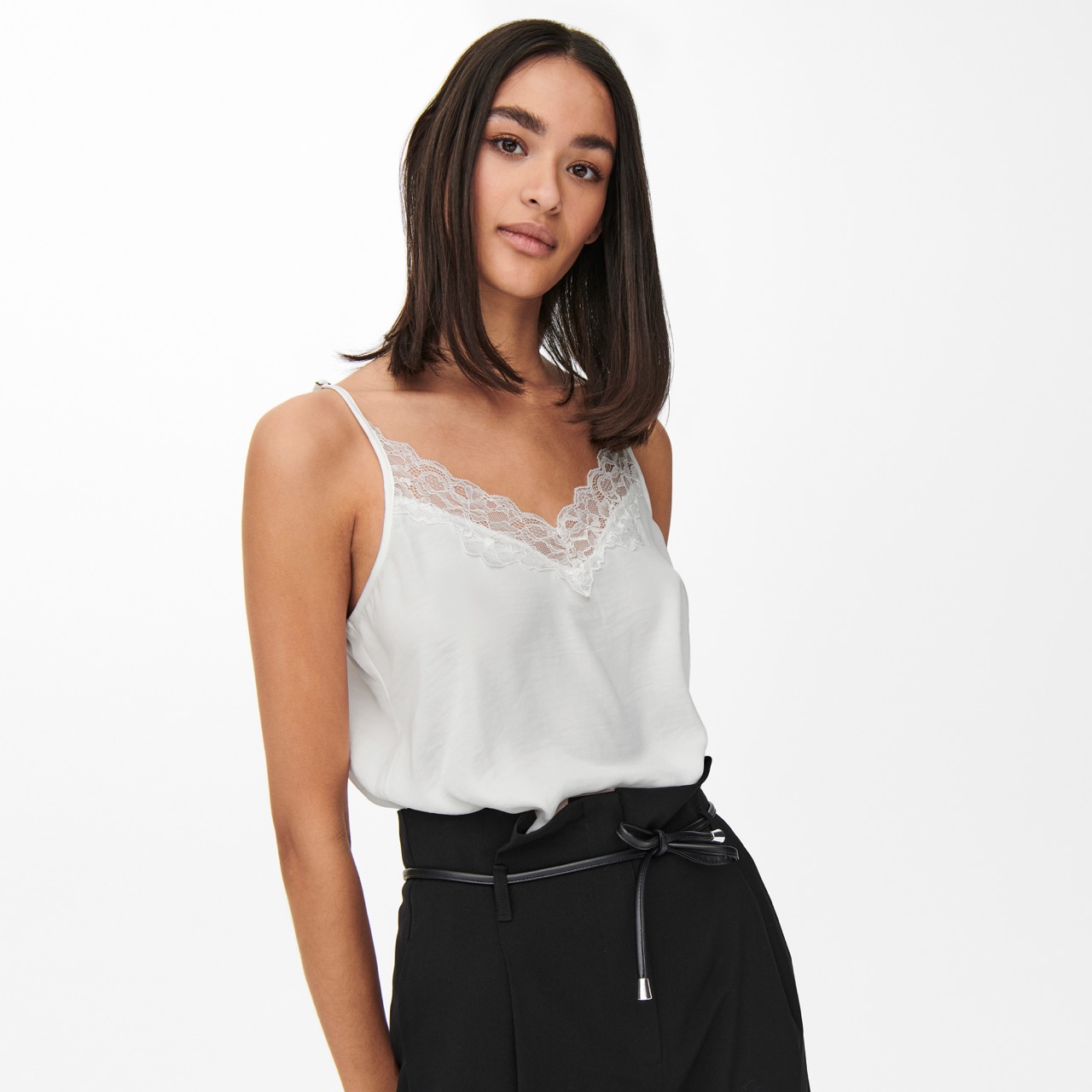 Top branco com renda e calças pretas com cinto