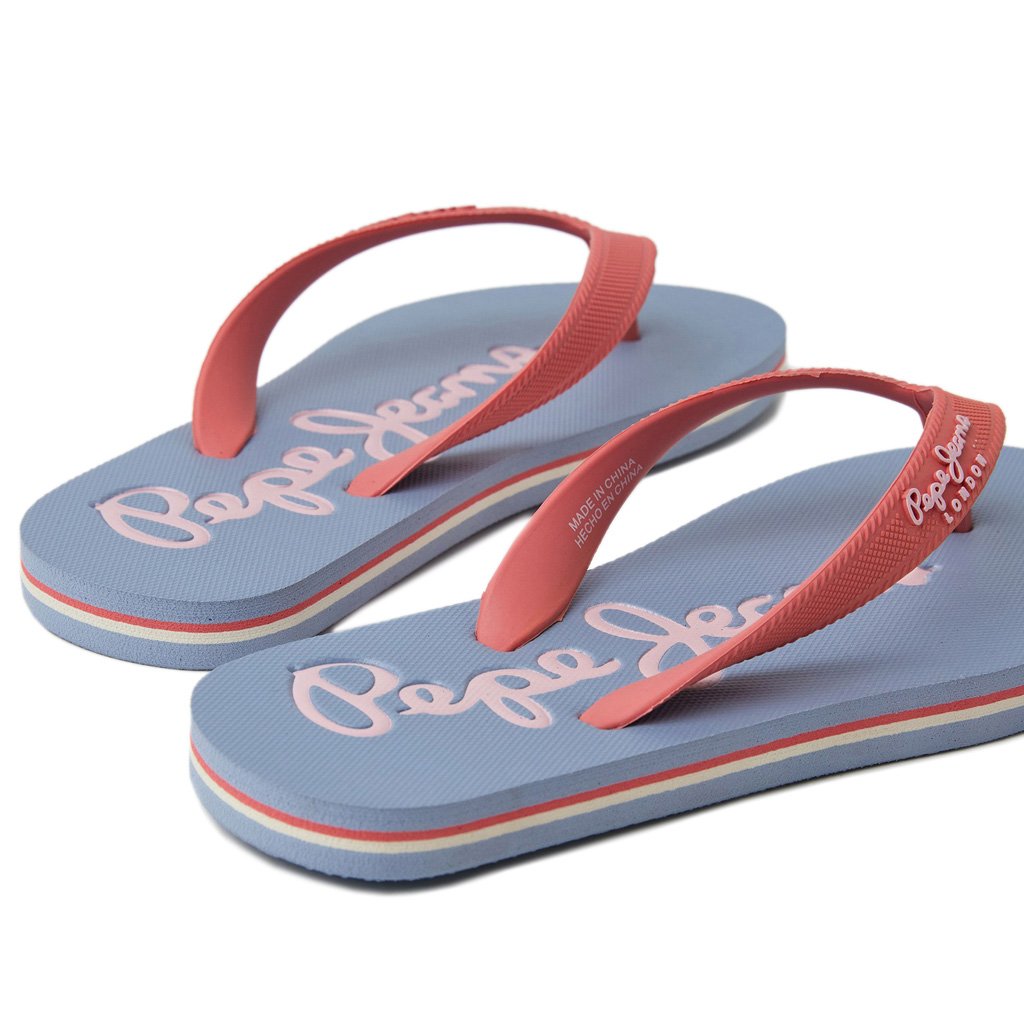 Chinelos tipo flip-flop azuis com tiras vermelhas e logo Pepe Jeans rosa
