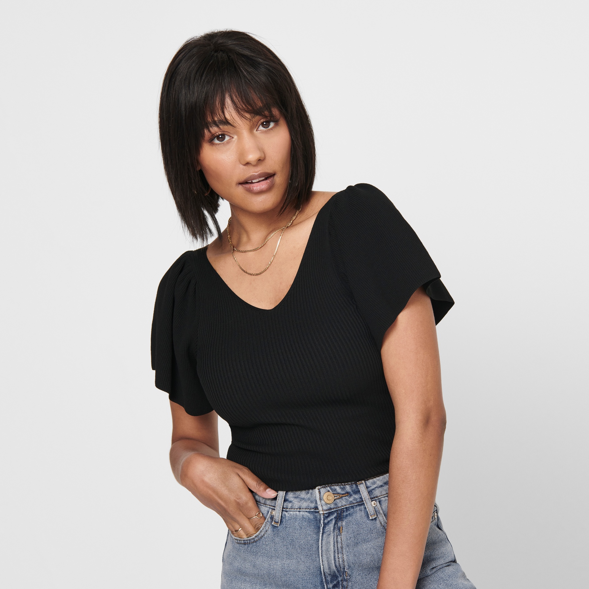 Blusa preta de tecido canelado com mangas curtas e decote em V