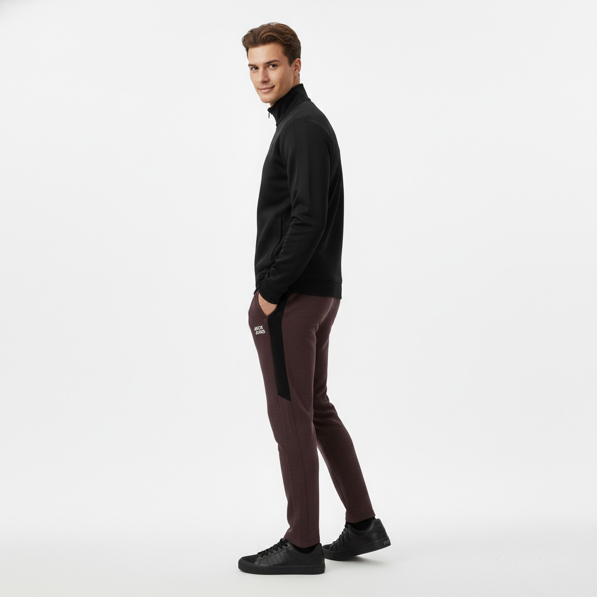 Homem em roupa casual e sapatilhas pretas sobre fundo branco