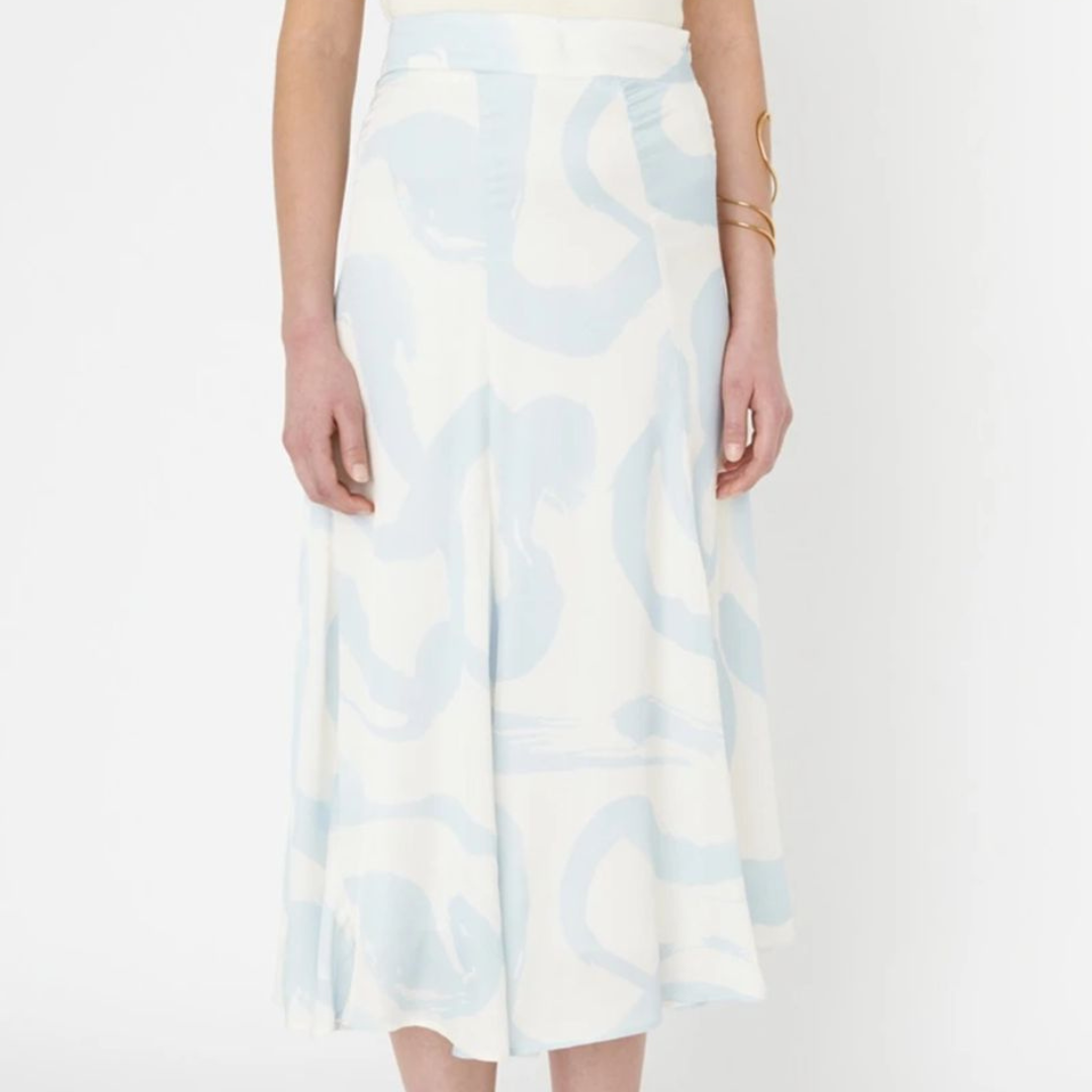Saia midi branca com padrão azul claro abstrato e corte evasê