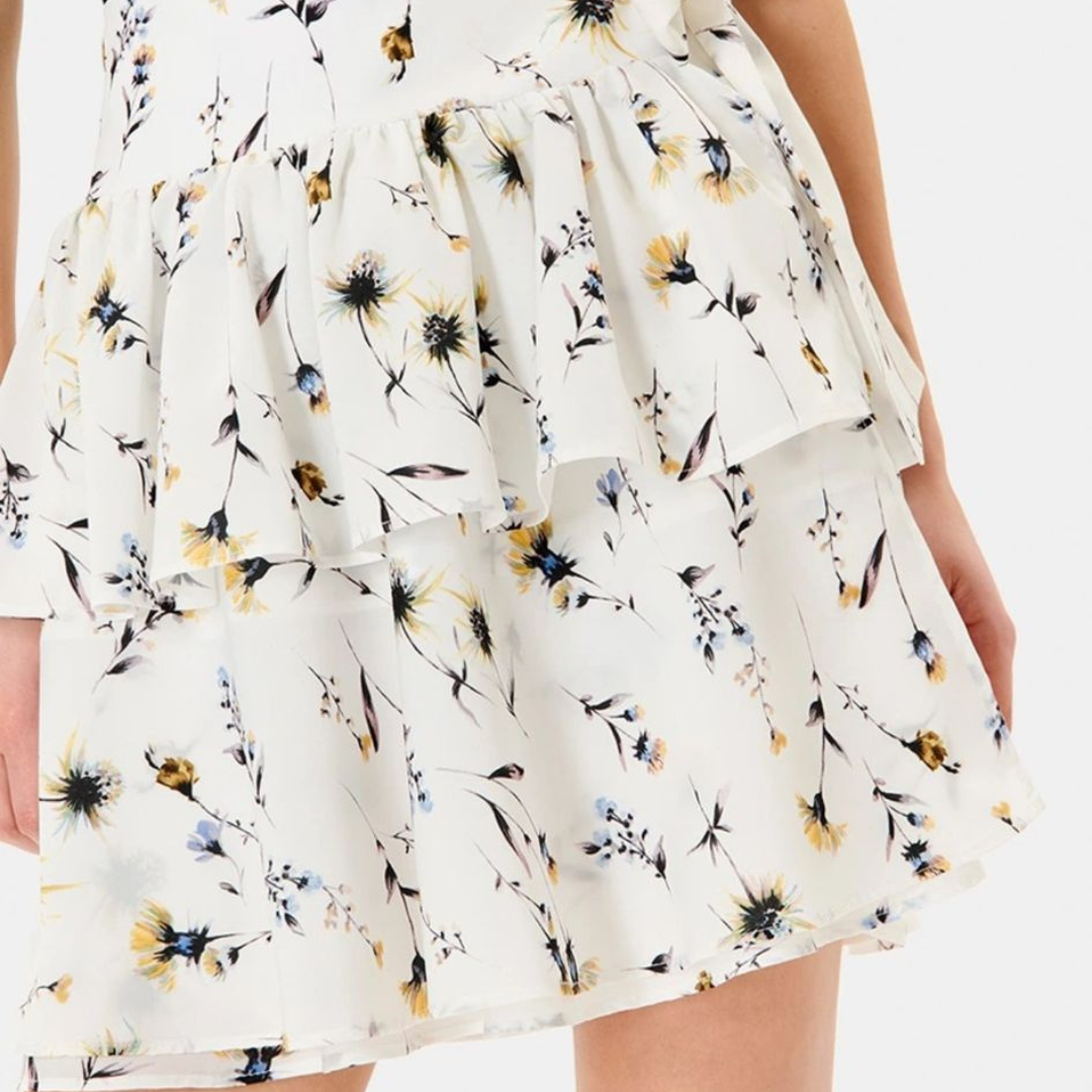 Saia branca com estampa floral amarela e castanha e camada franzida