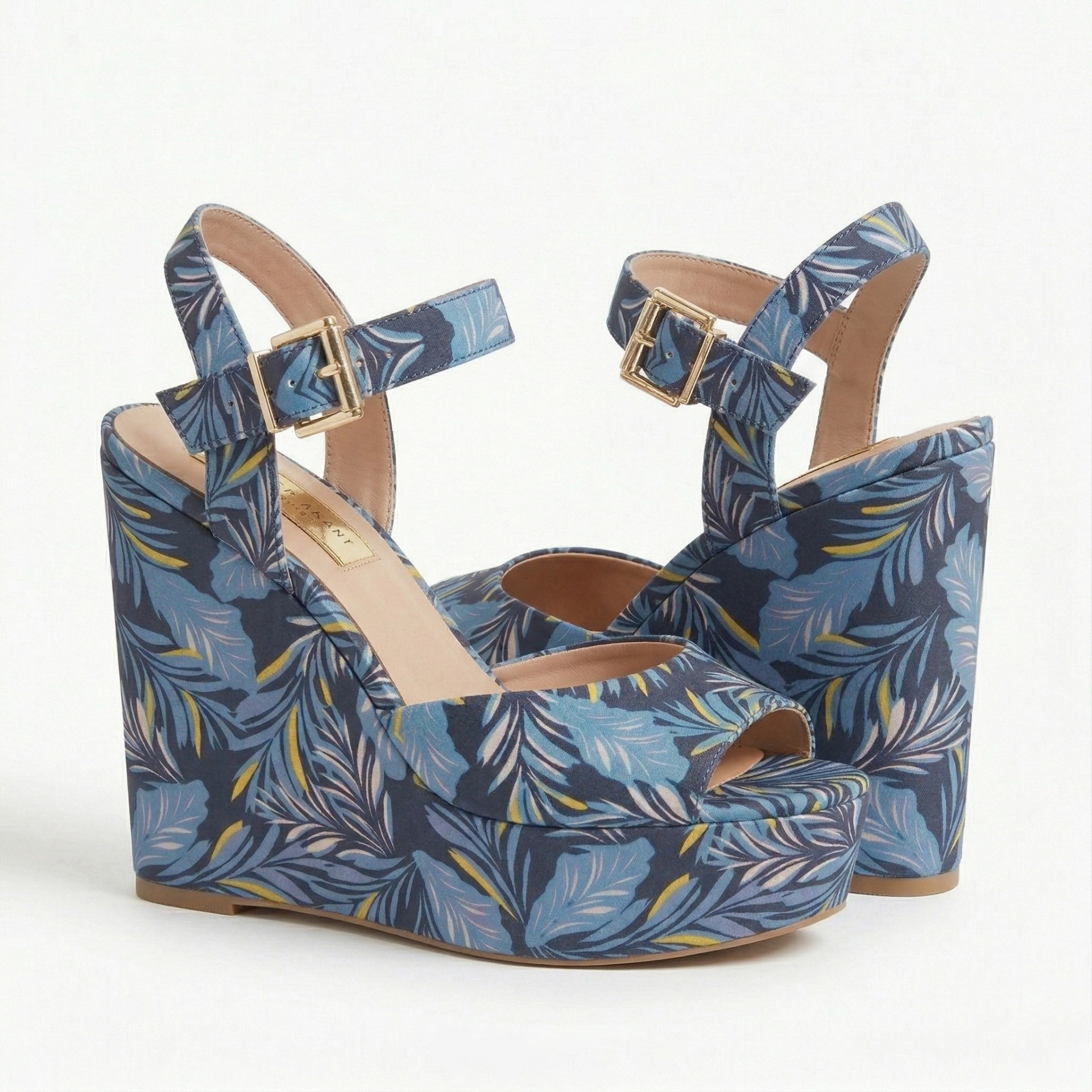 Sandálias de cunha azul com padrão floral e fivela dourada