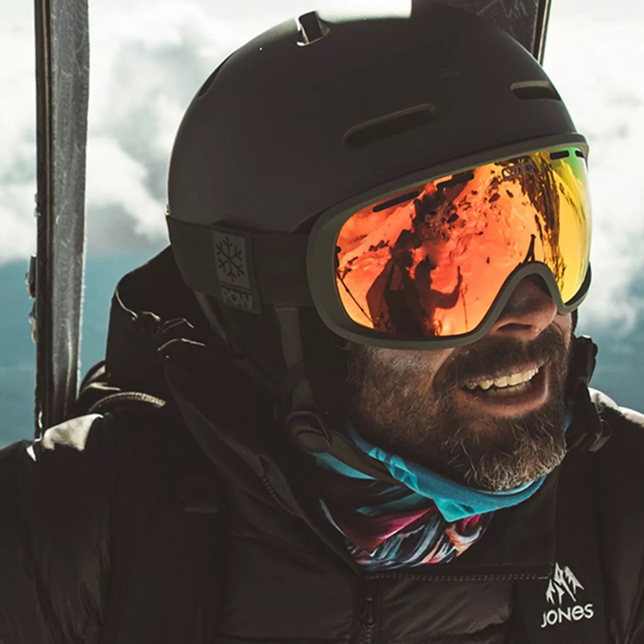 Homem com capacete e máscara de esqui em ambiente nevado