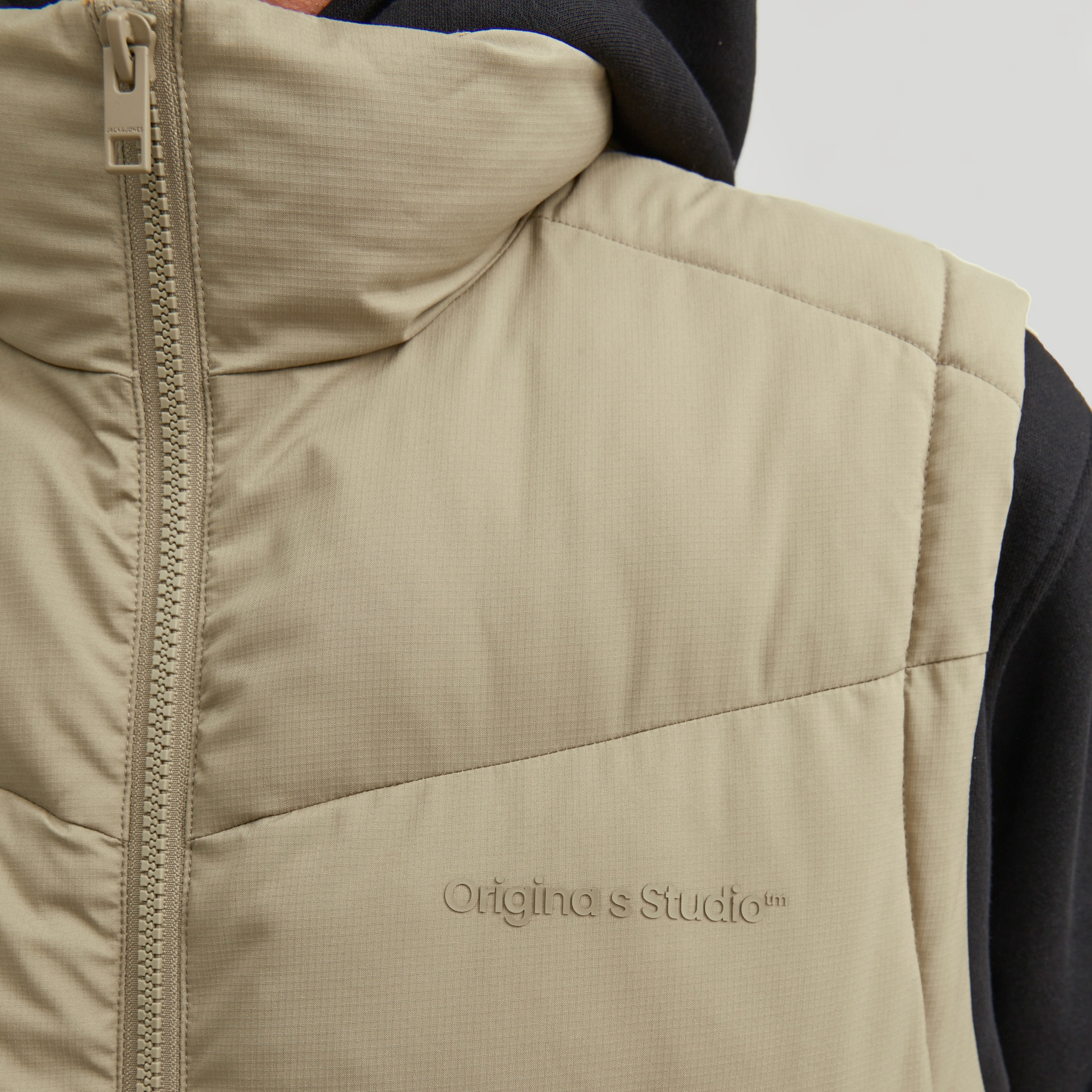 Colete bege com fecho e bordado Original Studio