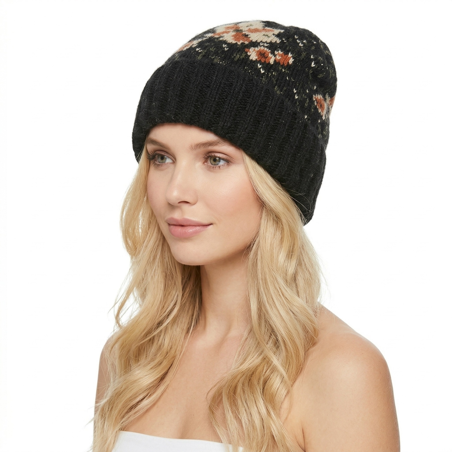 Gorro feminino preto de malha com padrão floral em tons de bege e laranja.