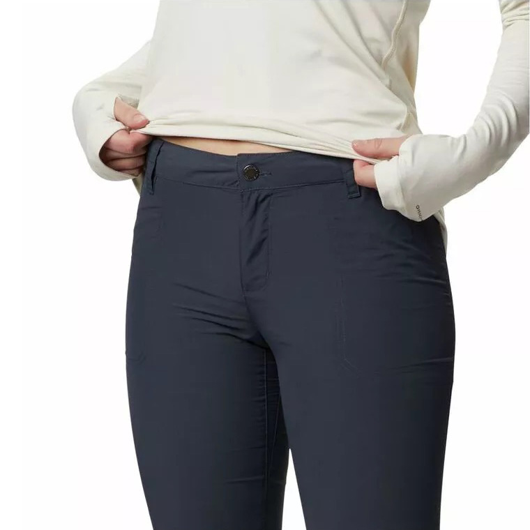 Pessoa vestindo calças azuis escuras e camisa creme de manga comprida.